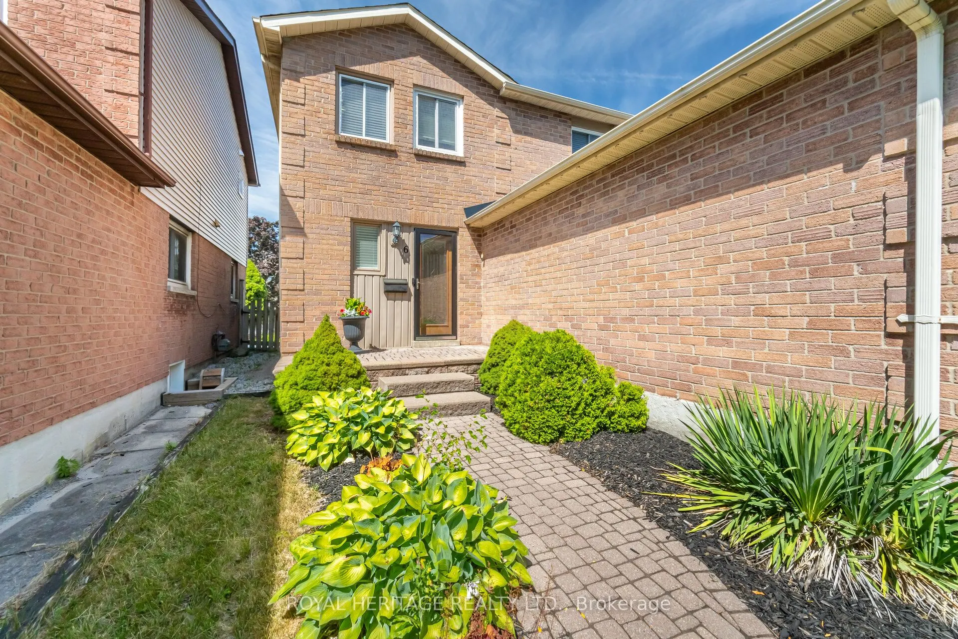 6 Field Crescent