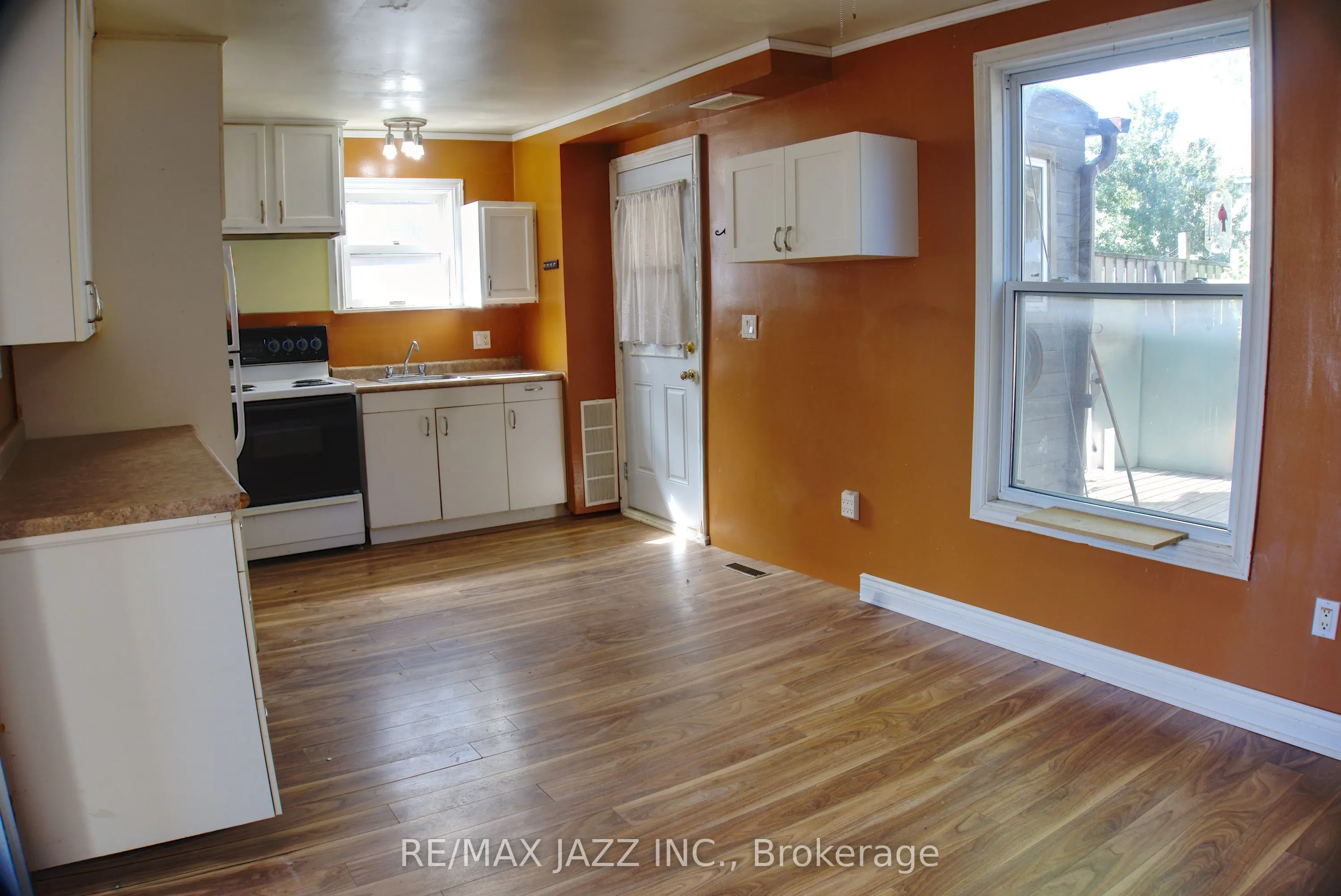 318 Ritson Road N
