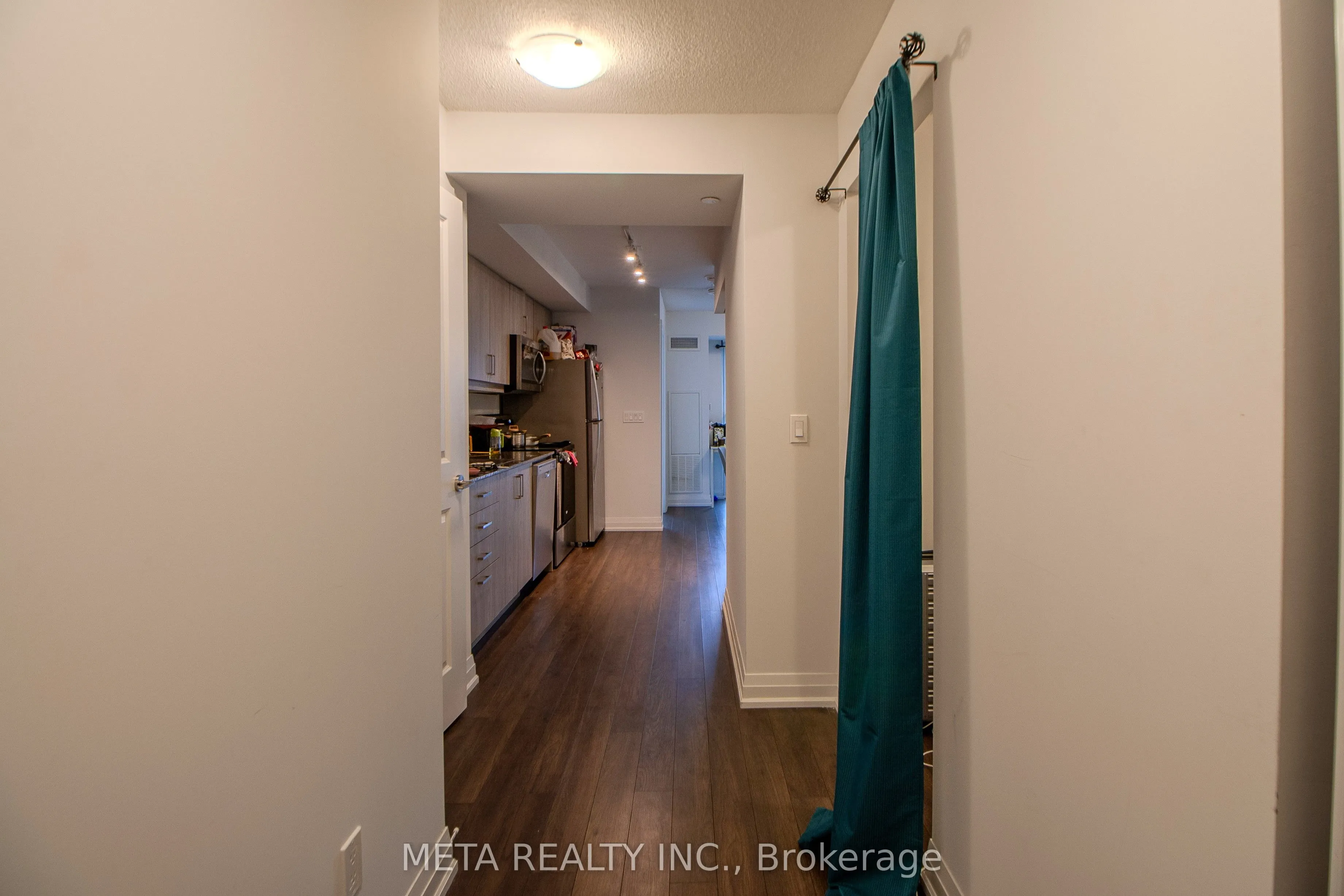 20 Meadowglen Place, #902