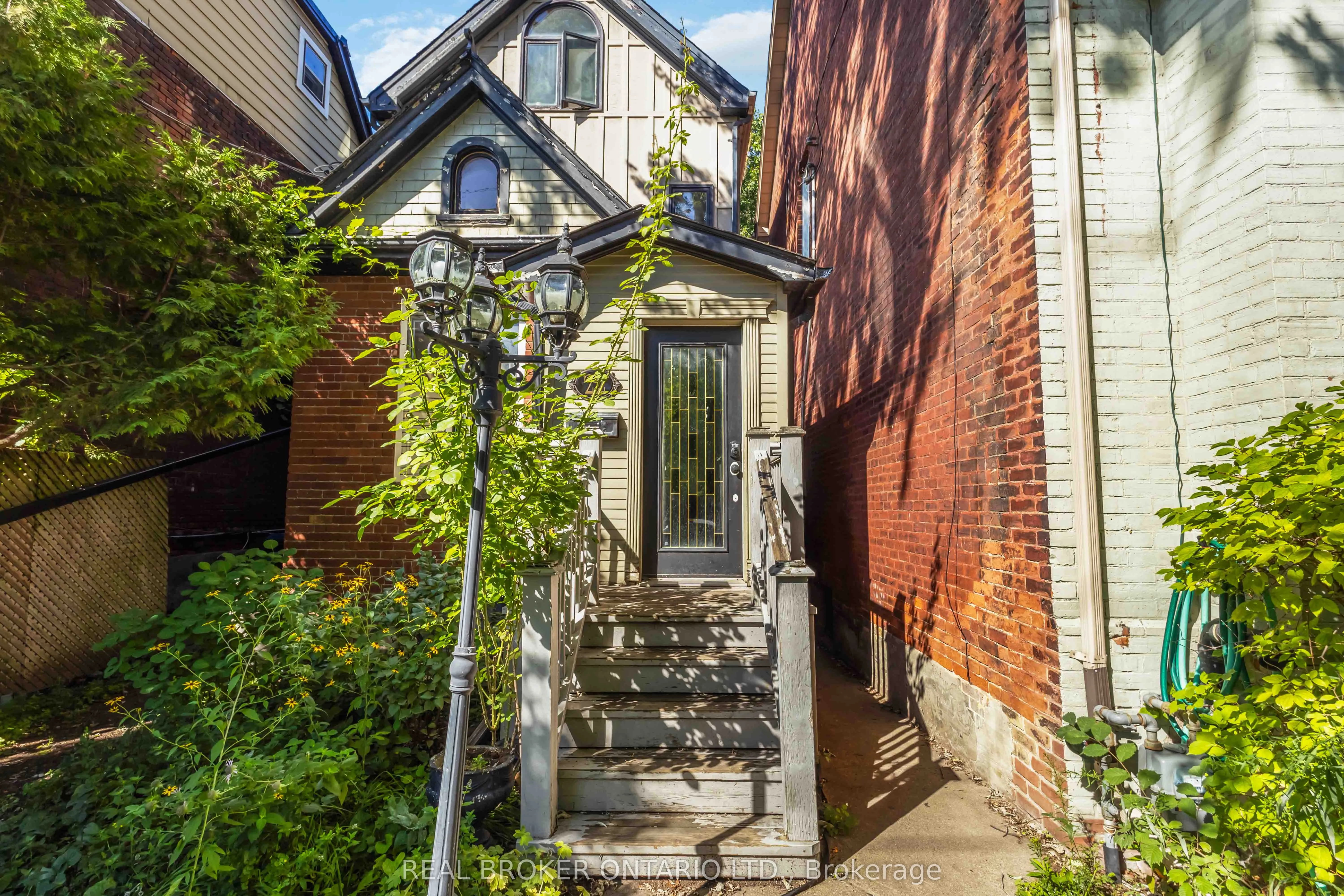 22 Curzon Street E, #Main