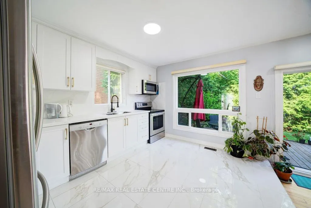 48 Hettersley Drive W