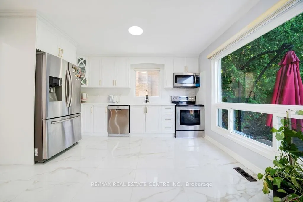 48 Hettersley Drive W