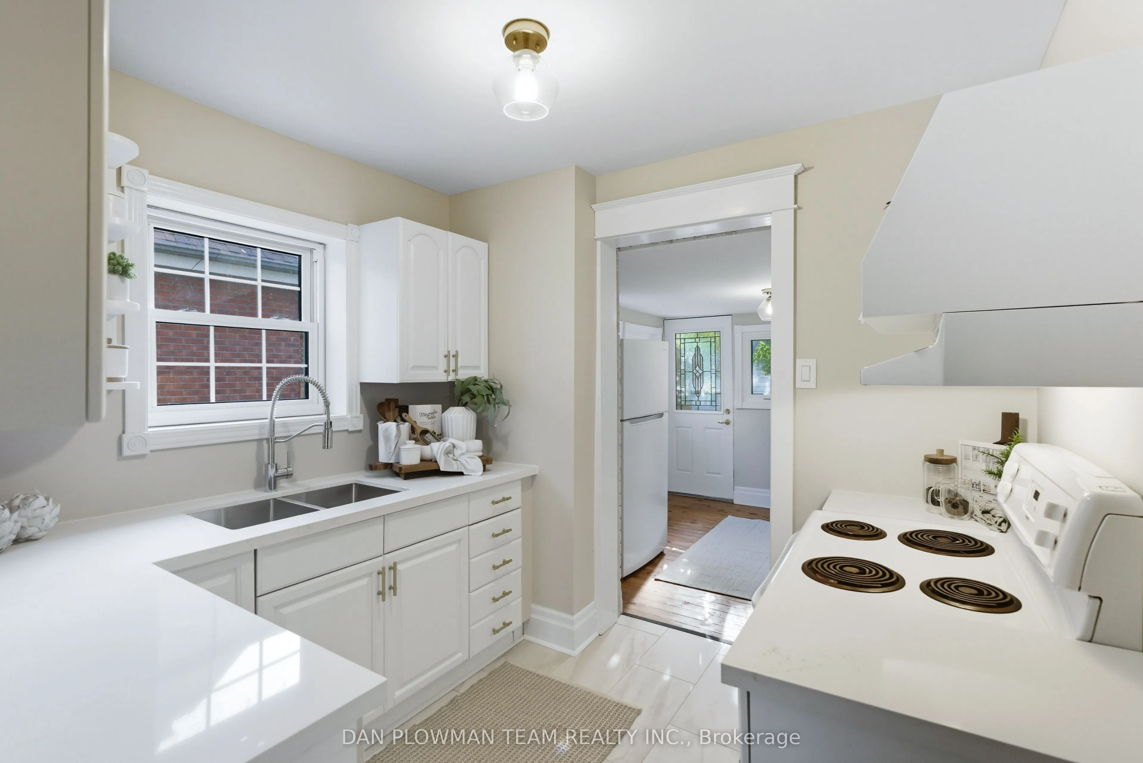 156 Roxborough Avenue