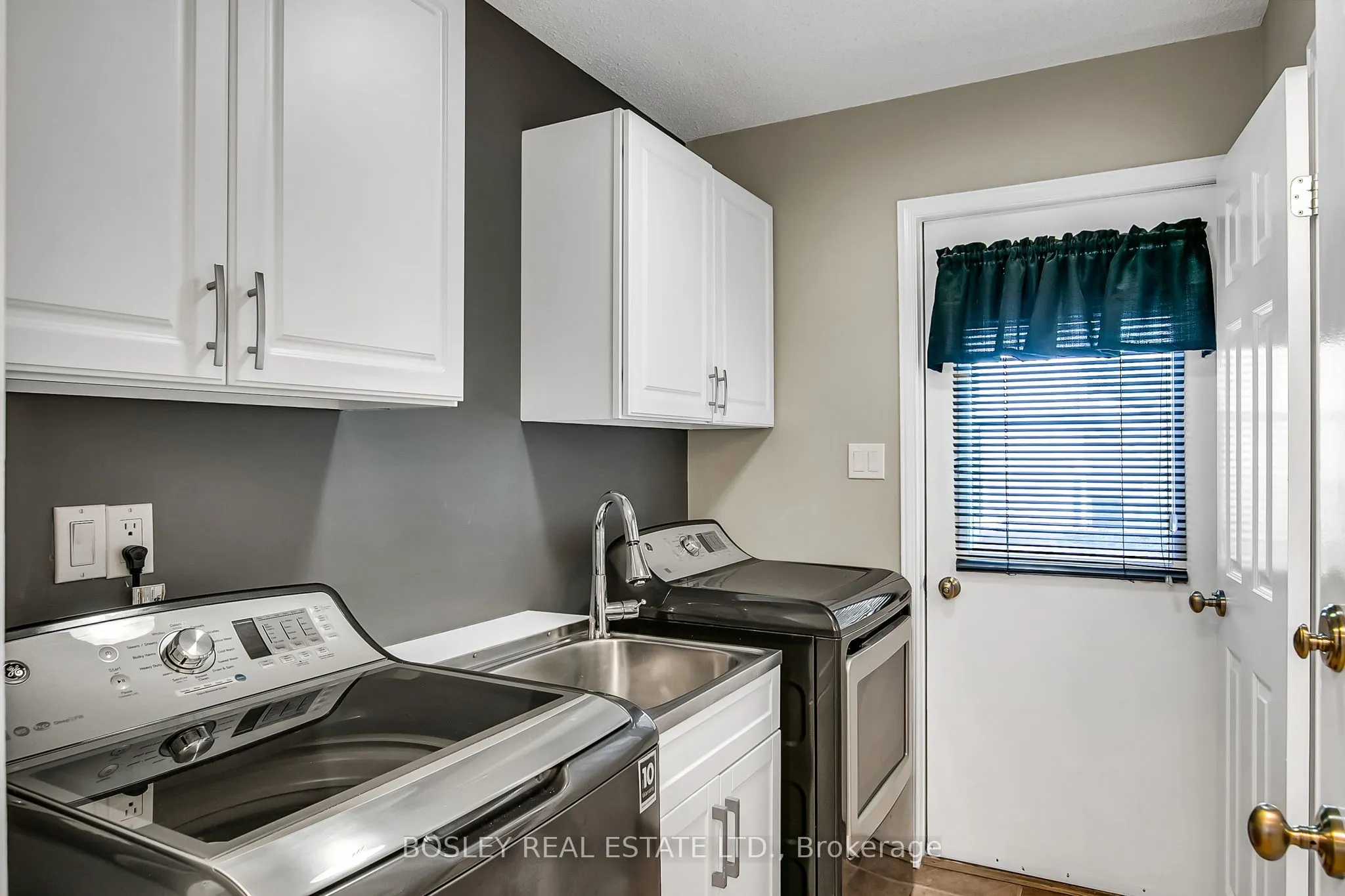 769 Lochness Crescent