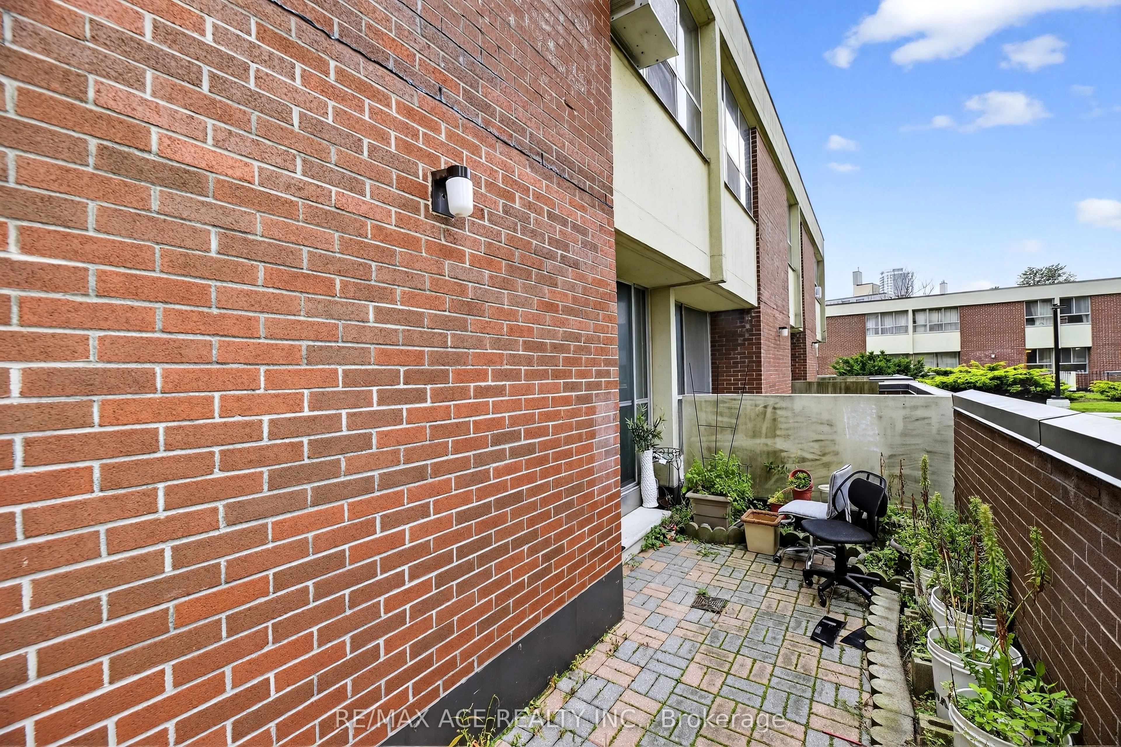 10 Crescent Town Road, #303