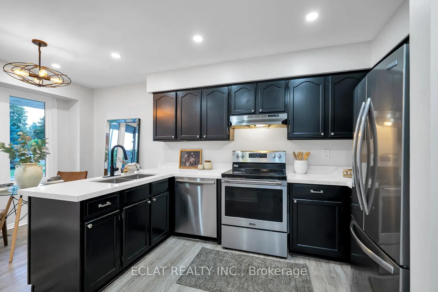 11 Strathallan Drive S
