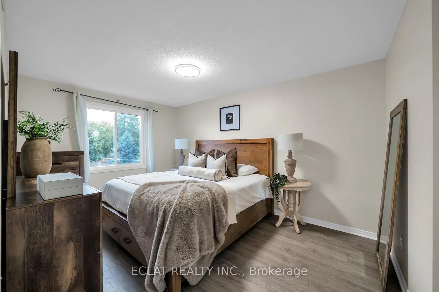 11 Strathallan Drive S