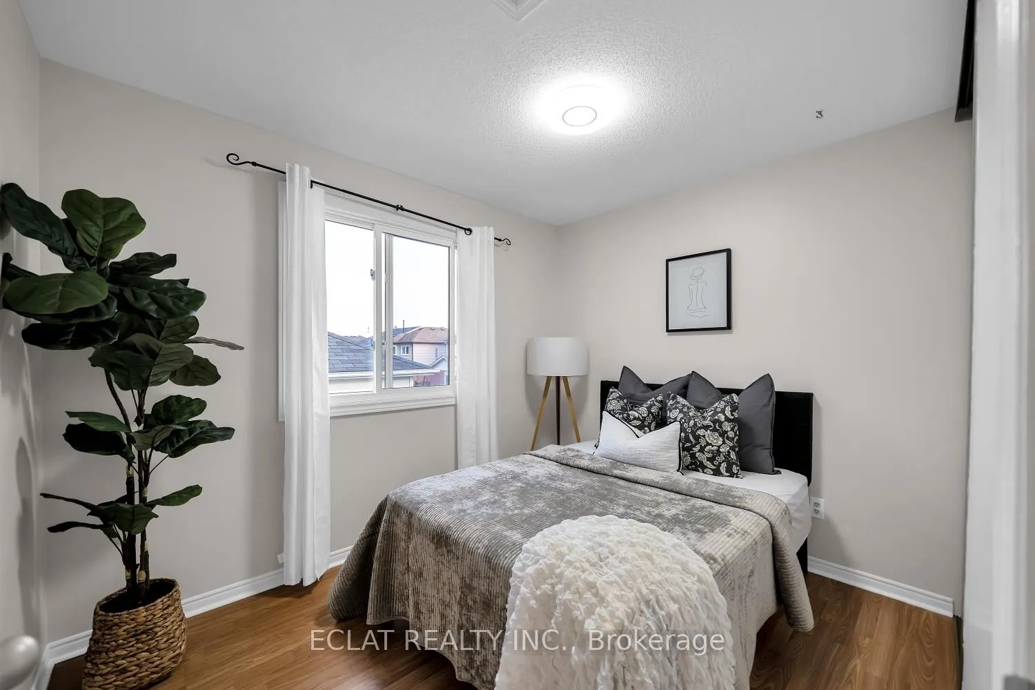 11 Strathallan Drive S
