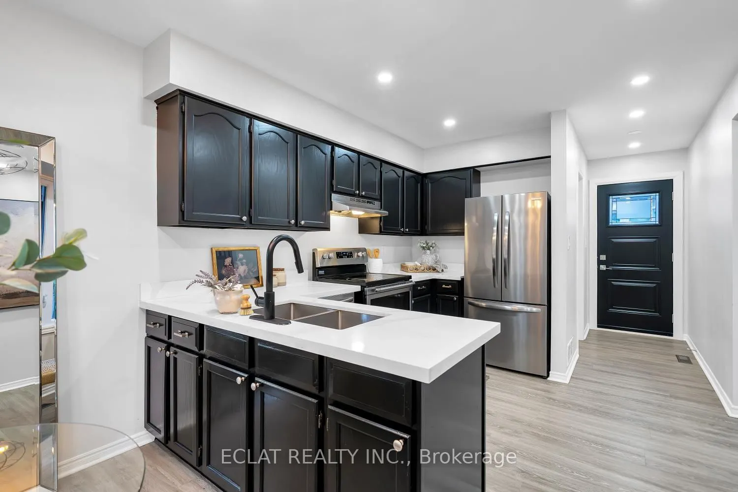 11 Strathallan Drive S