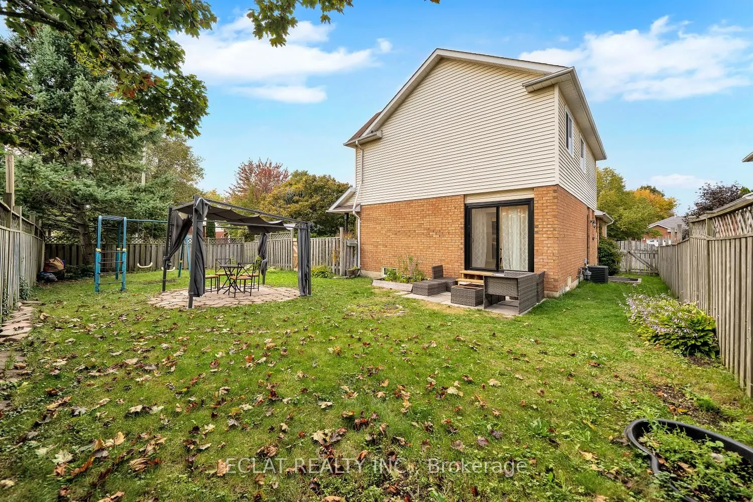 11 Strathallan Drive S