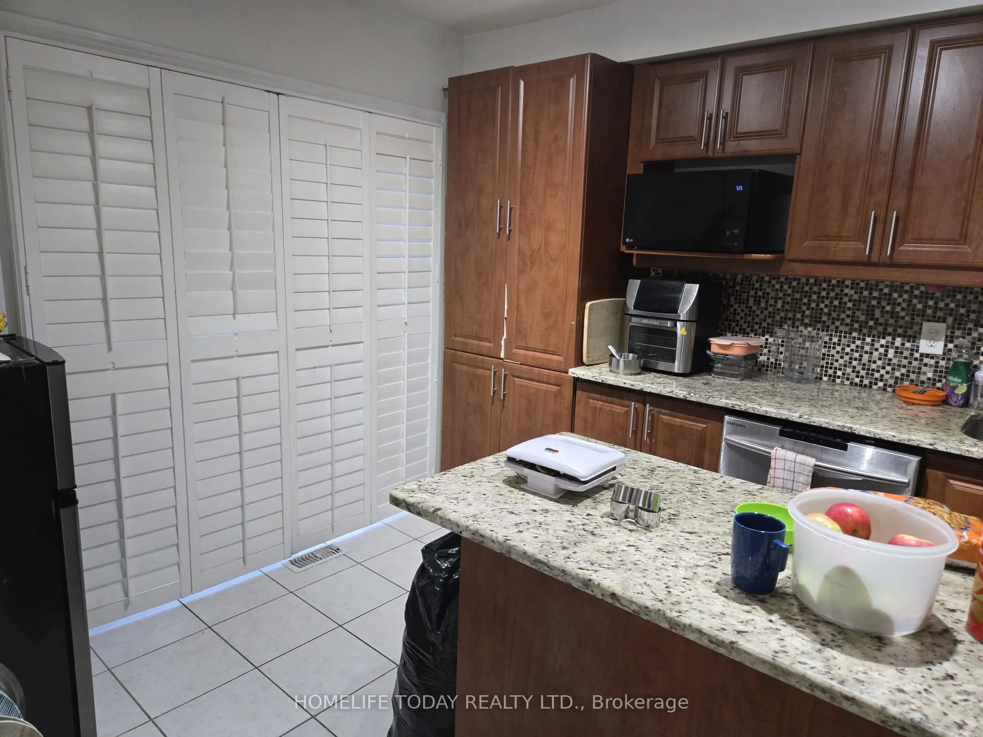 27 Trumpeter Street, #(Main)