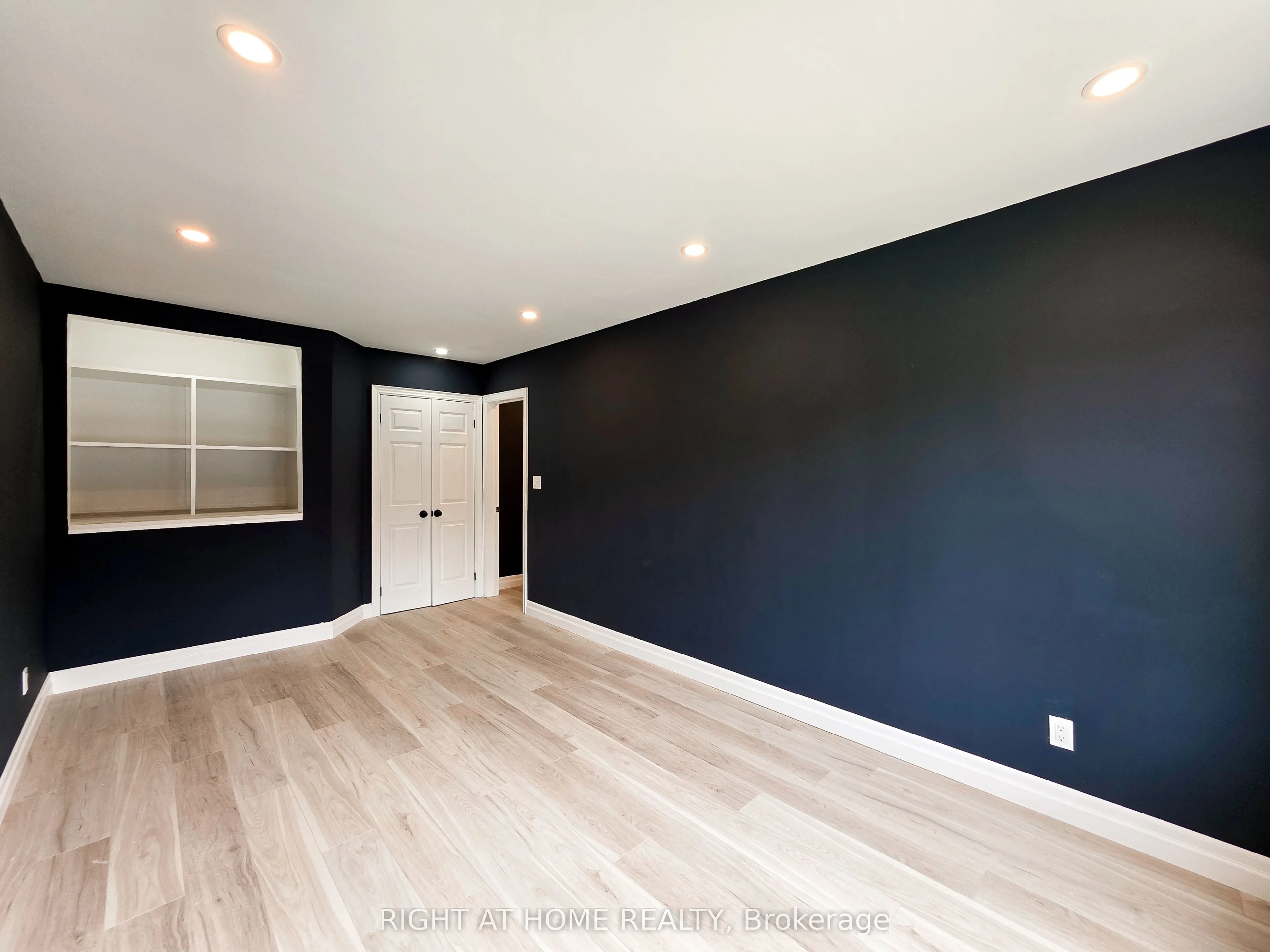 385 Mary Street N, #Main Floor