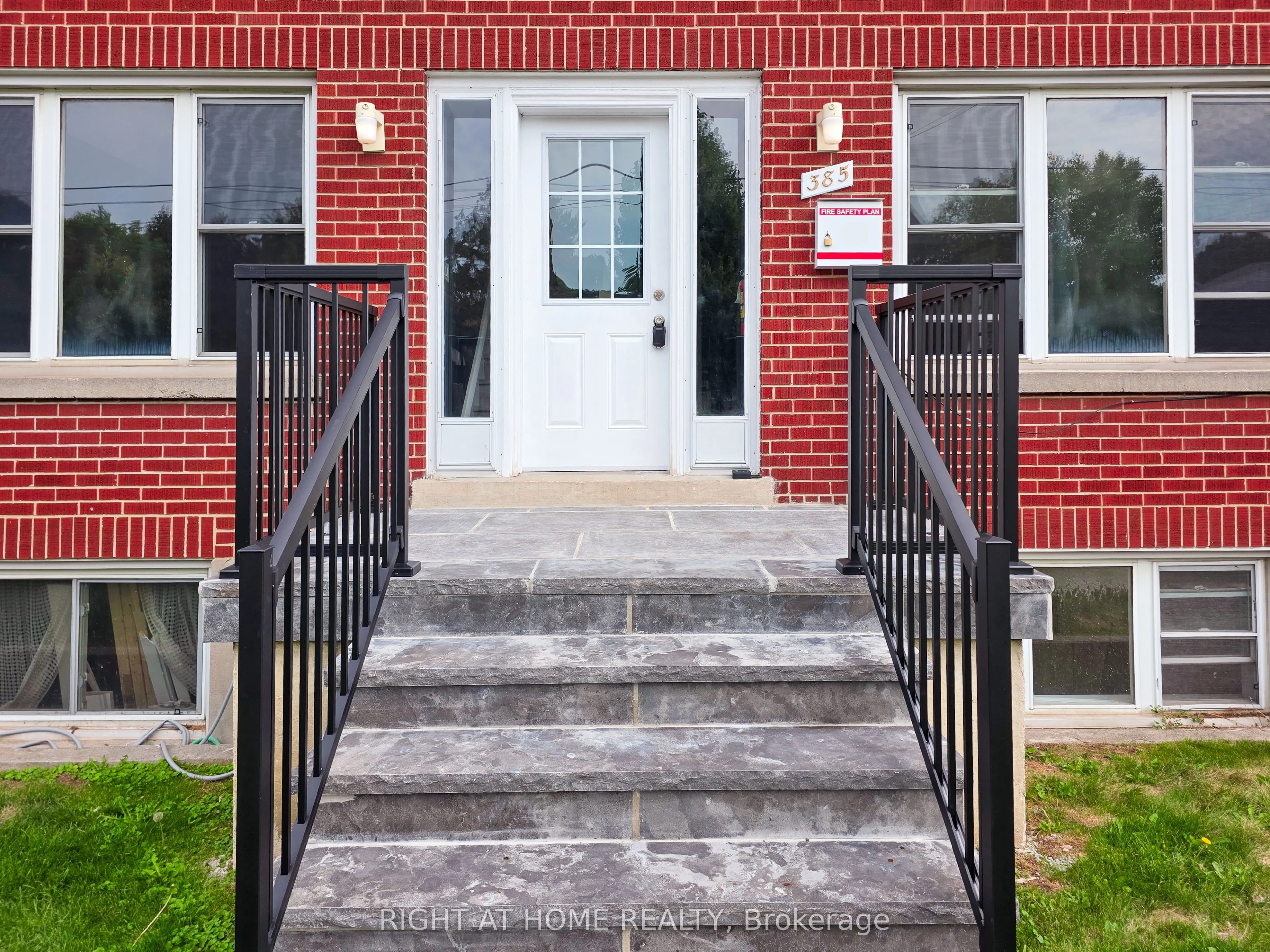 385 Mary Street N, #Main Floor