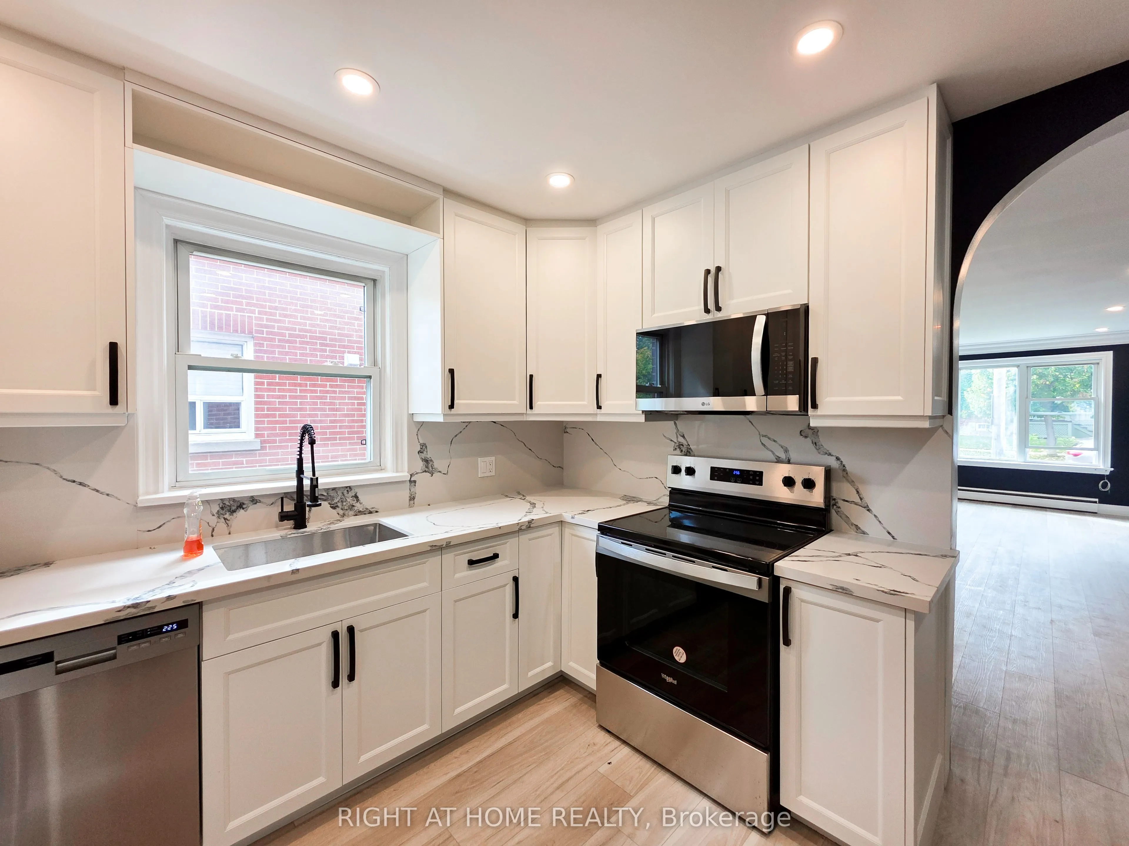 385 Mary Street N, #Main Floor