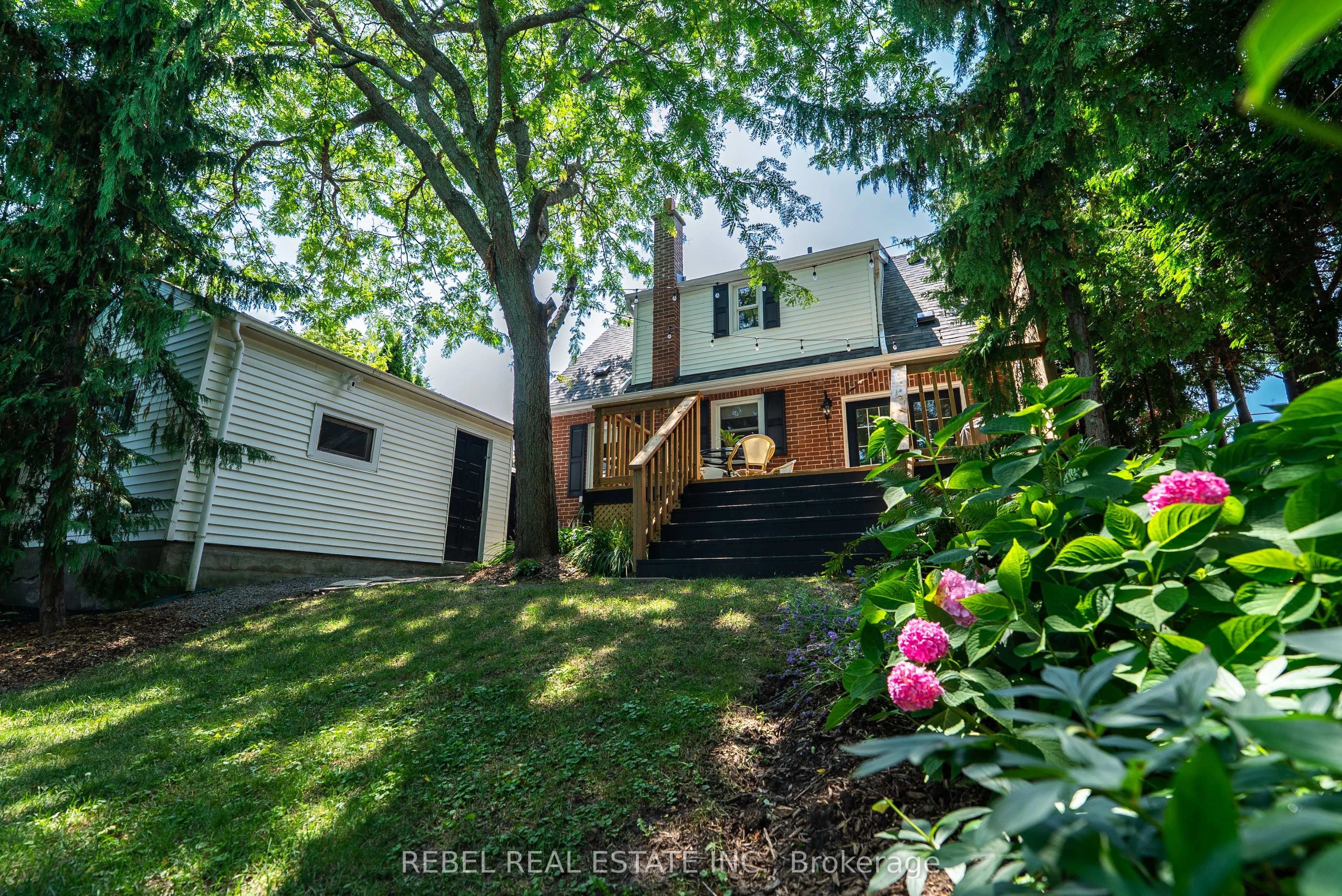 831 Mary Street N