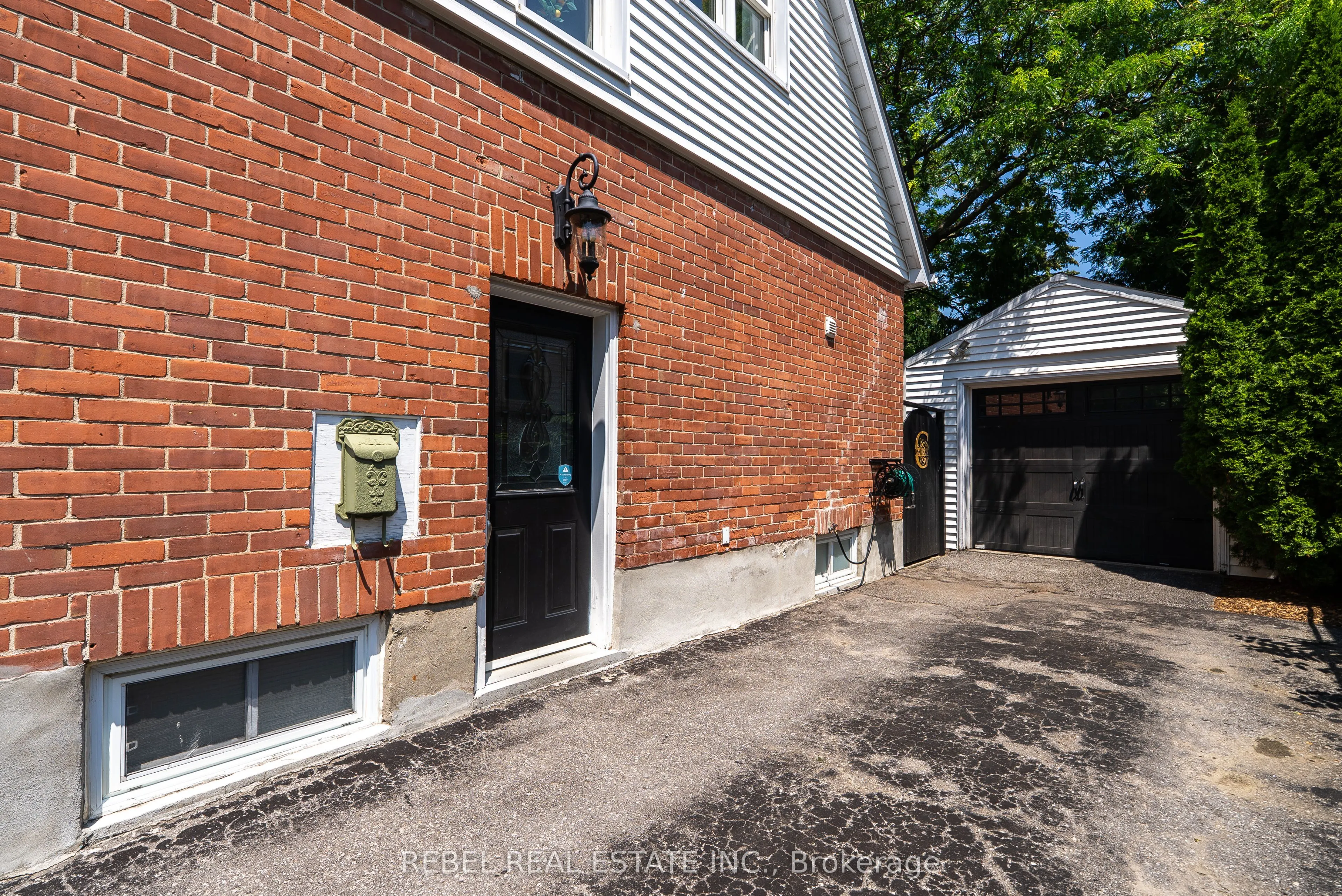 831 Mary Street N