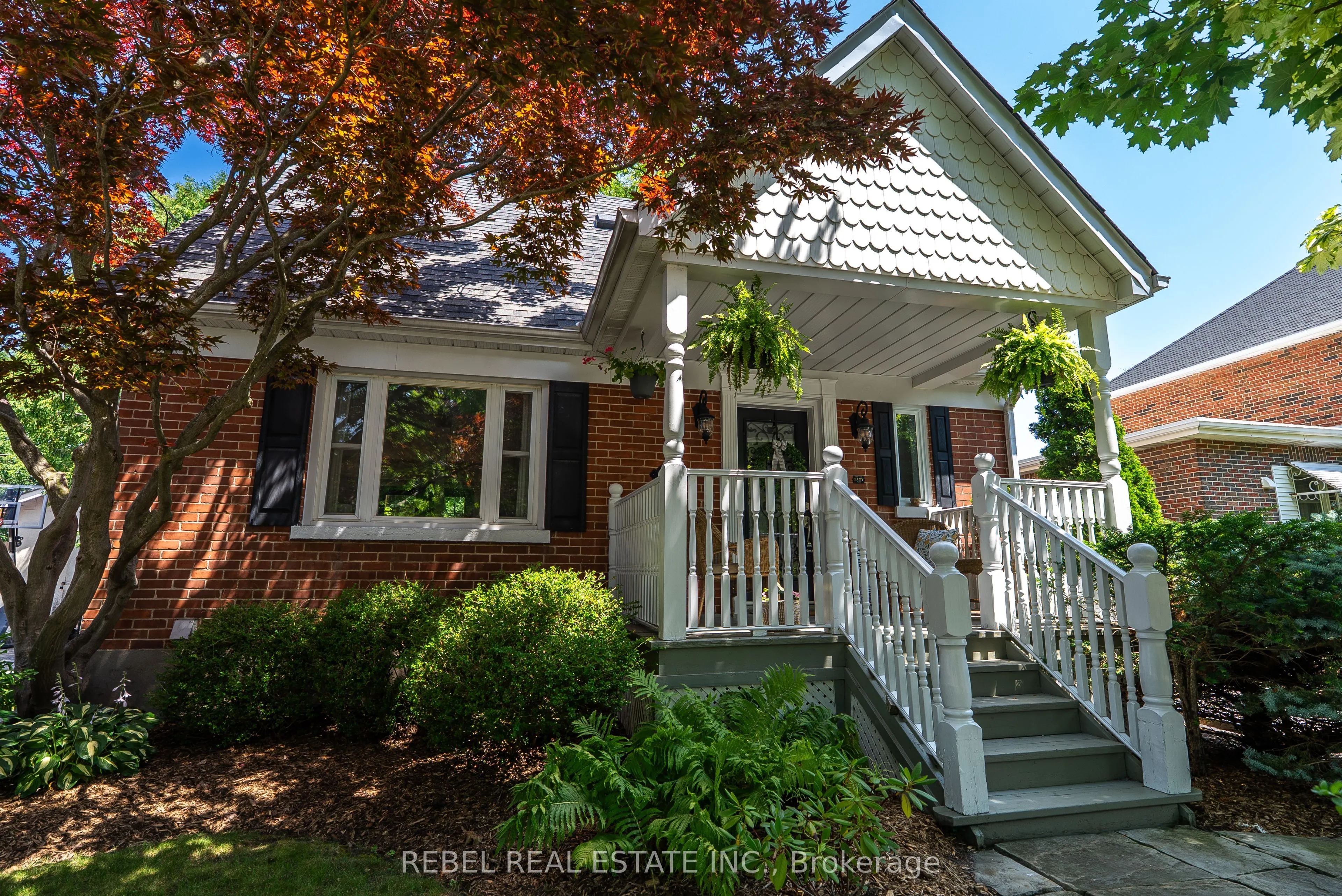 831 Mary Street N