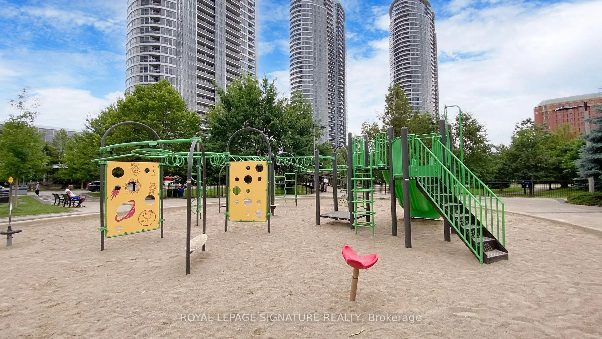 181 Village Green Square, #915