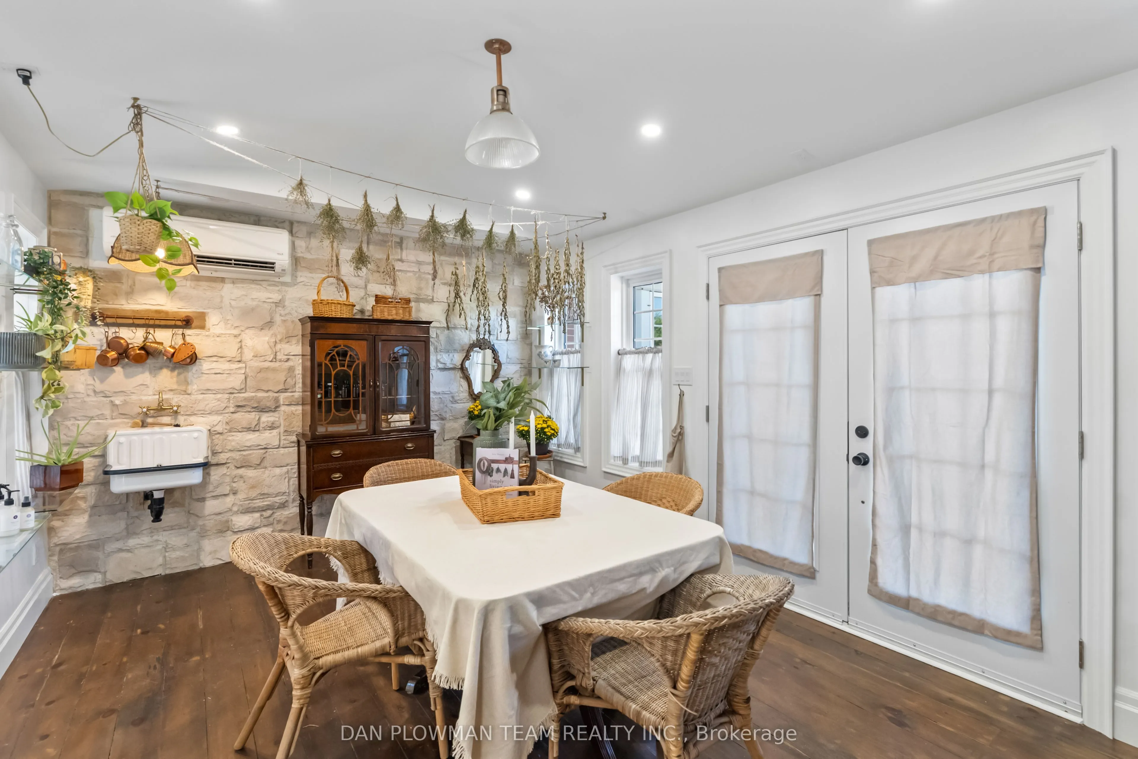 15 Concession Street E