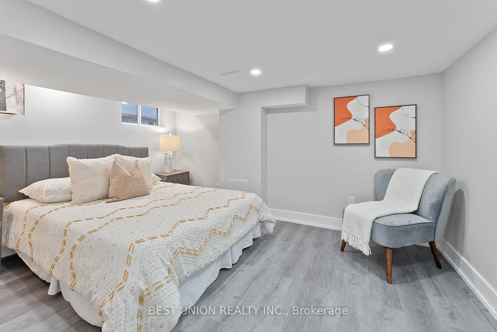 898 Greenwood Avenue W