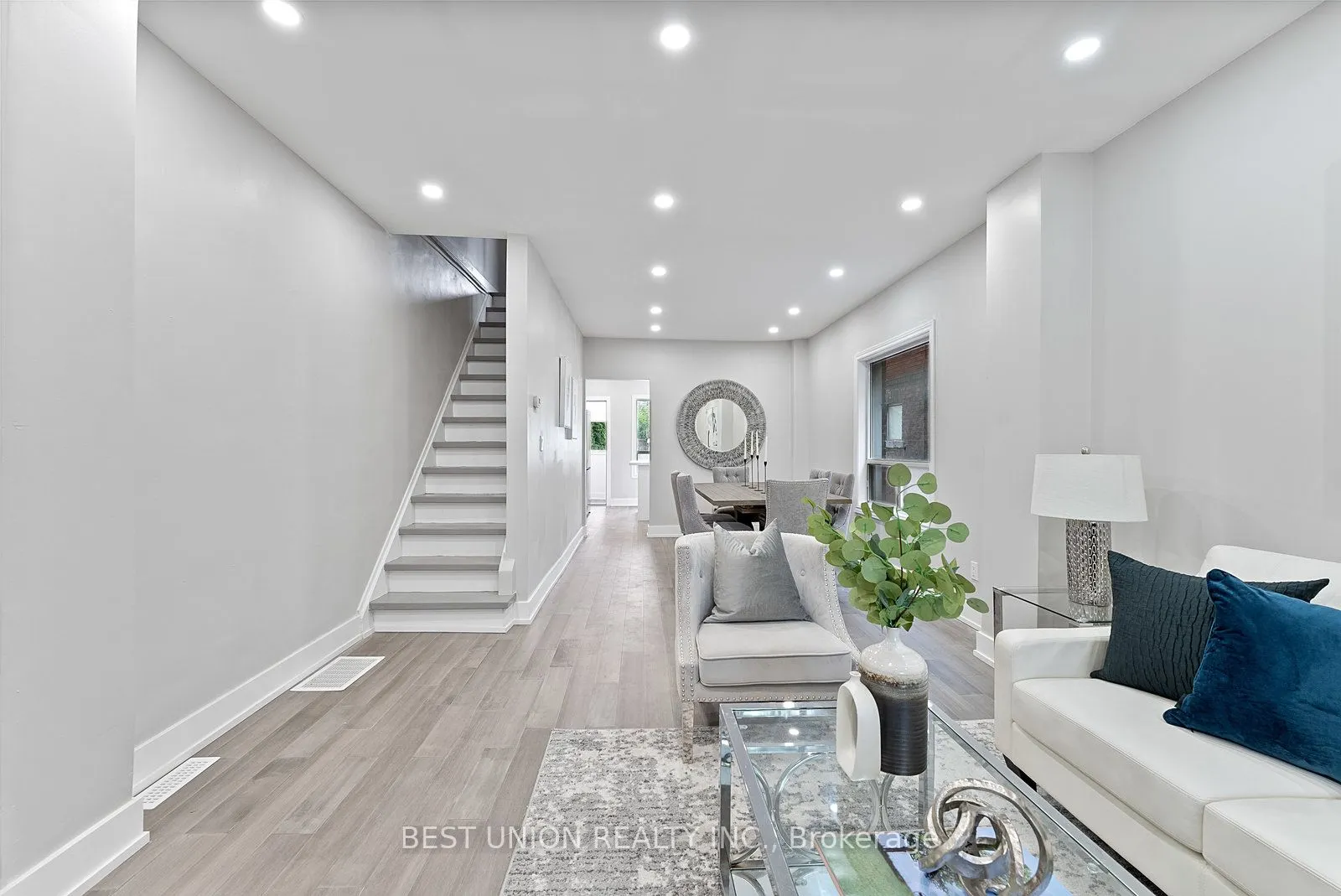 898 Greenwood Avenue W