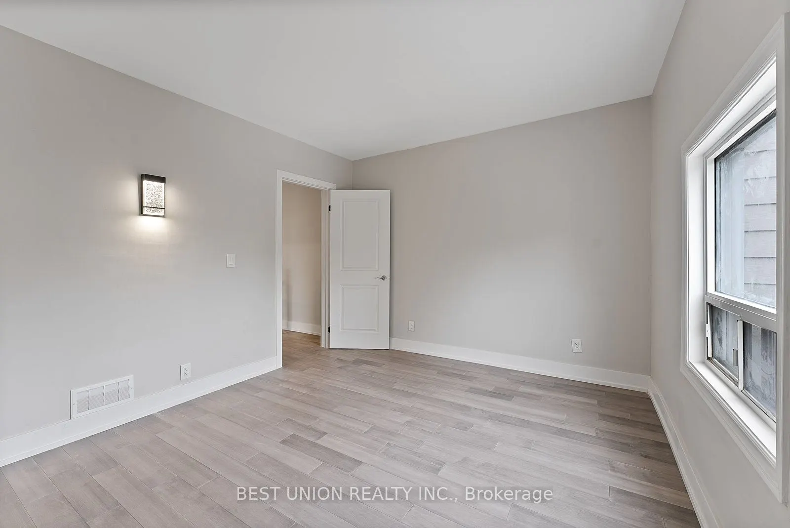 898 Greenwood Avenue W
