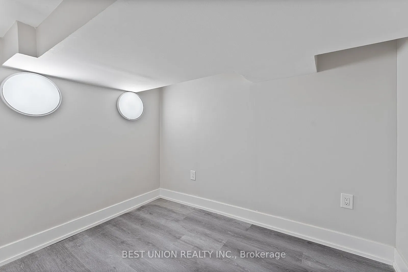 898 Greenwood Avenue W