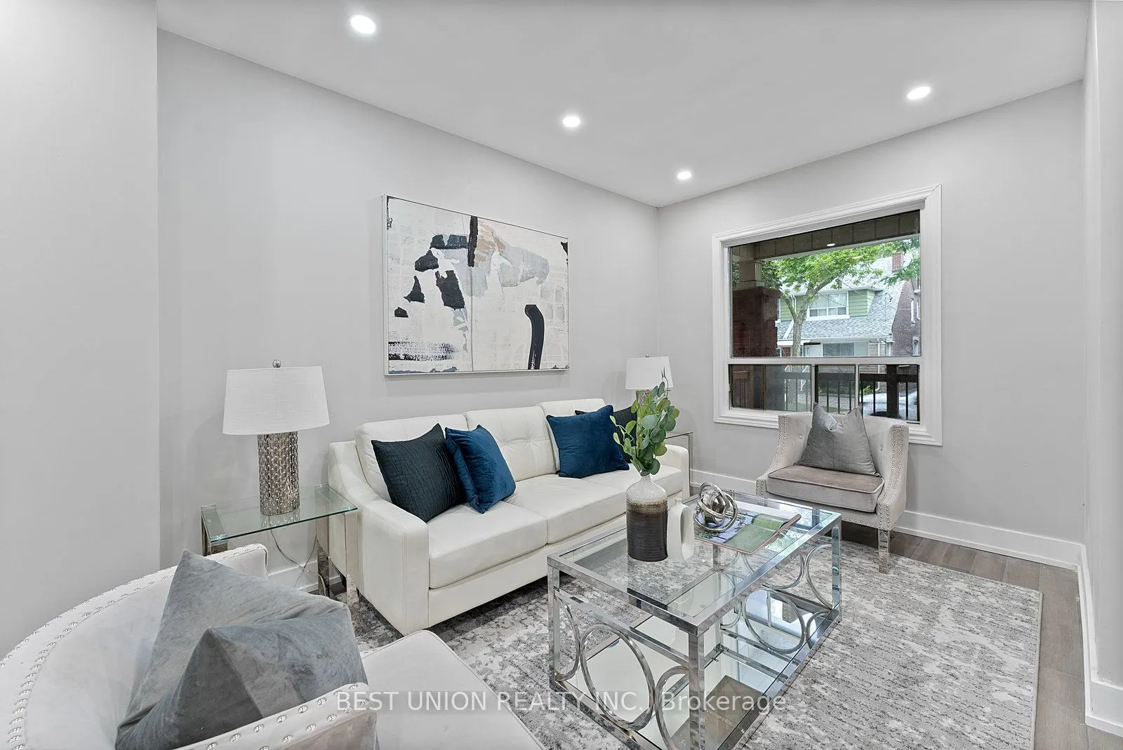 898 Greenwood Avenue W