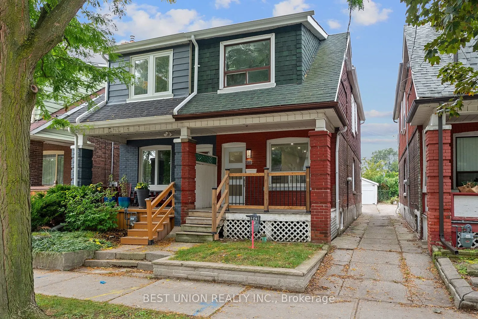 898 Greenwood Avenue W