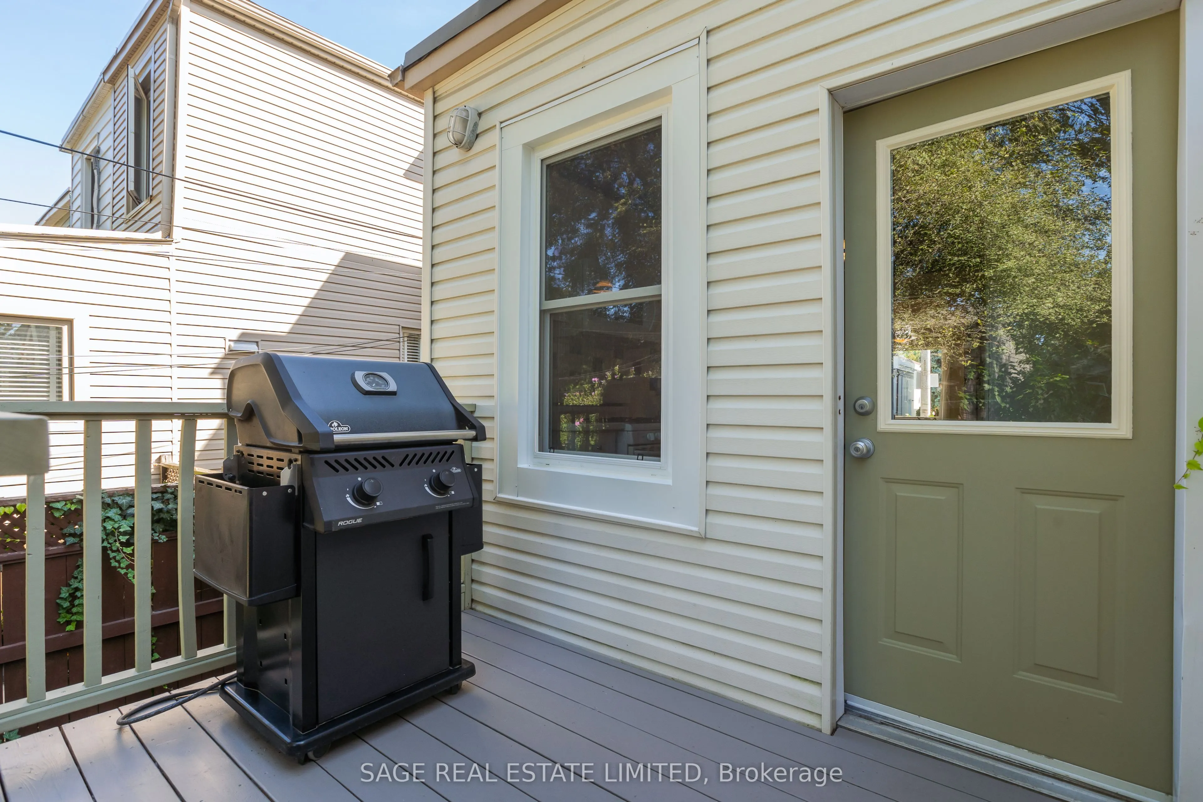 38 Queensdale Avenue