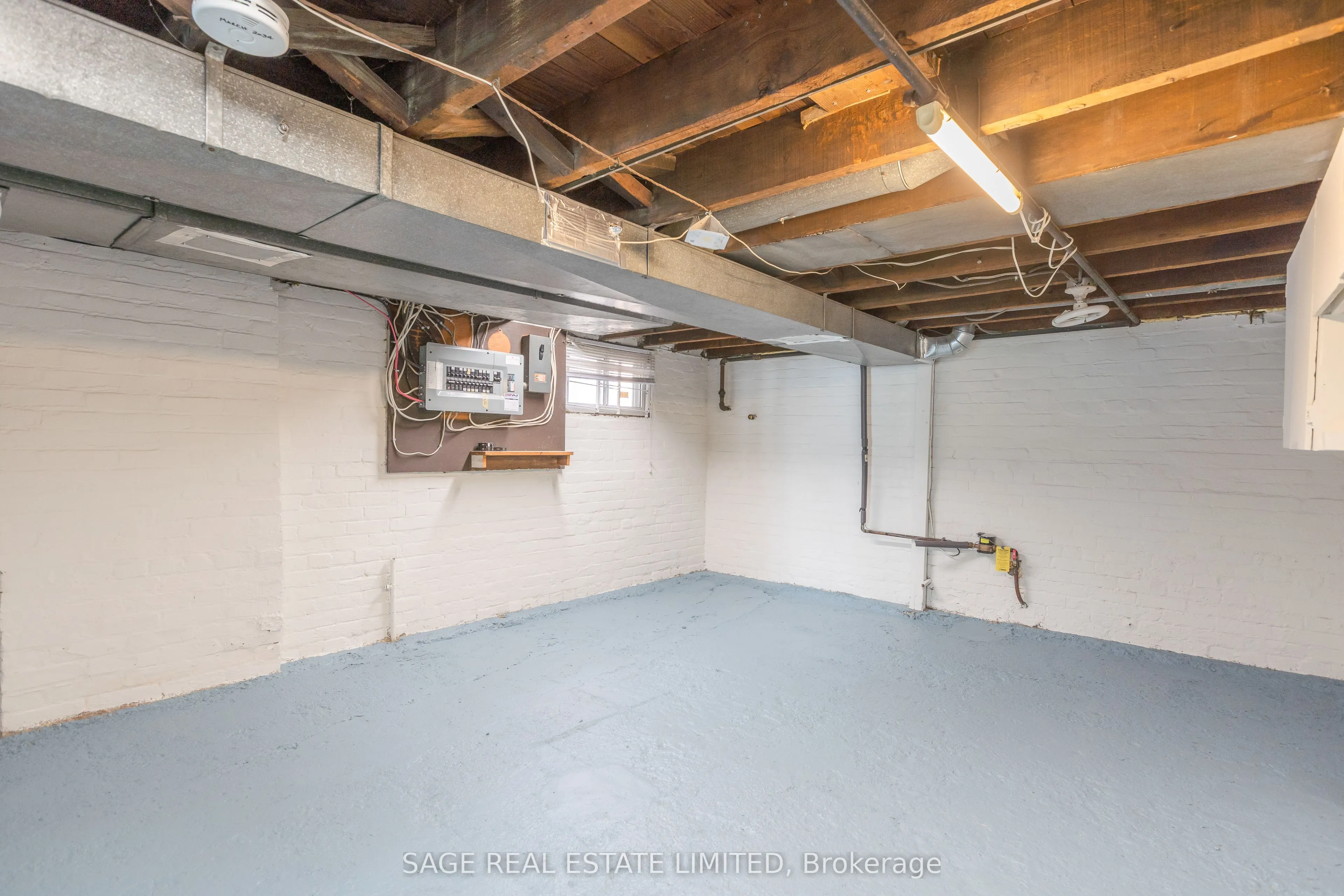 38 Queensdale Avenue