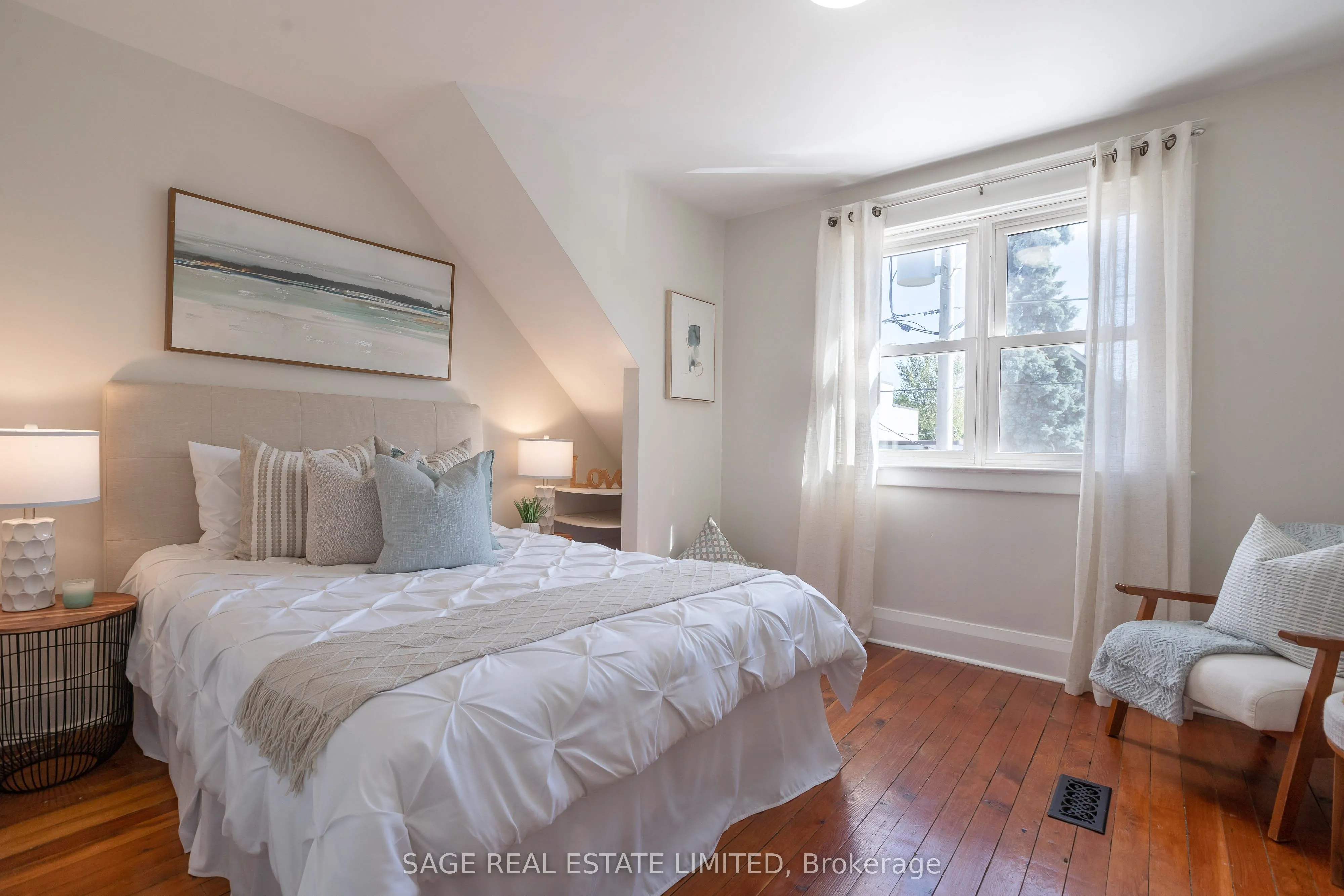 38 Queensdale Avenue