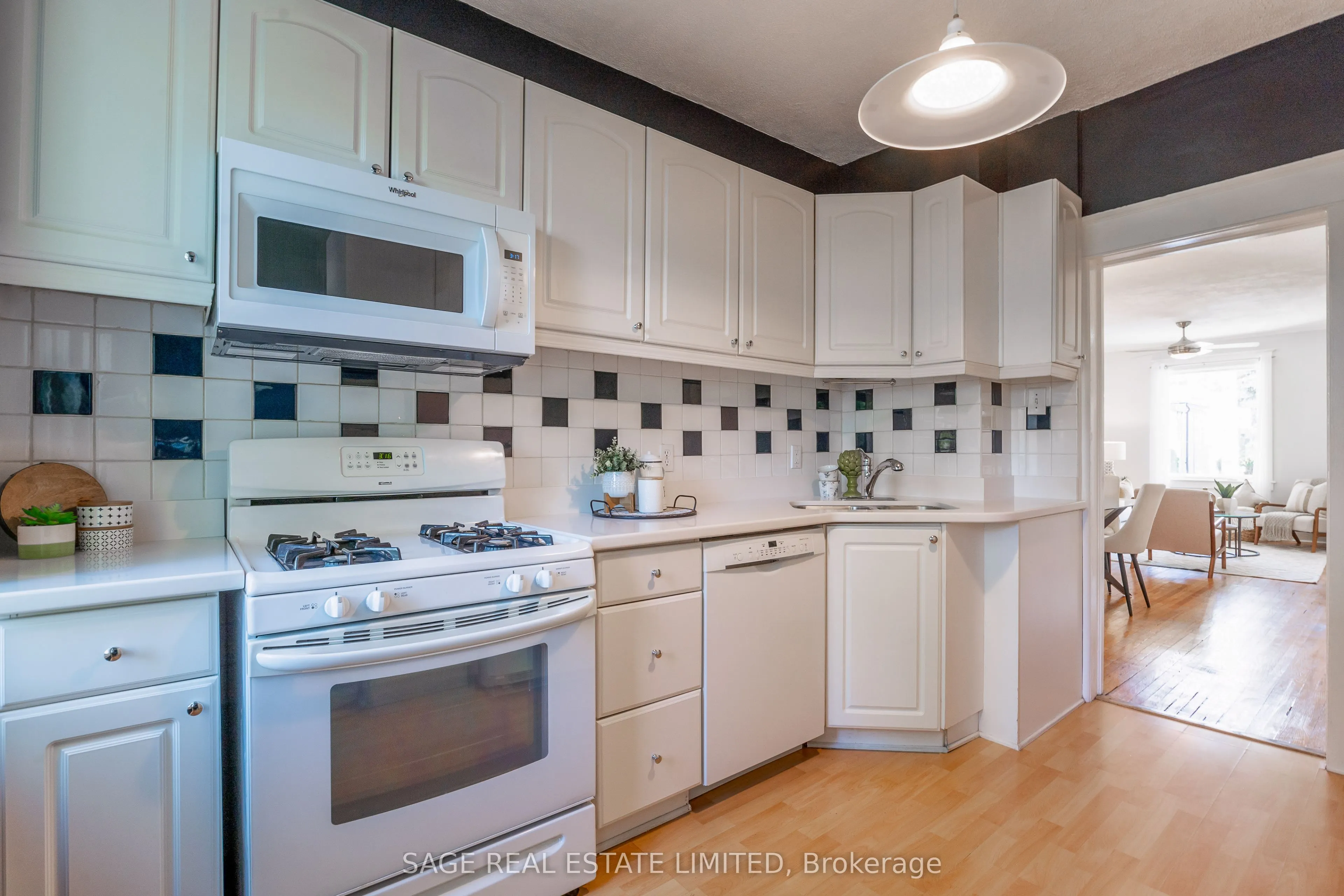 38 Queensdale Avenue