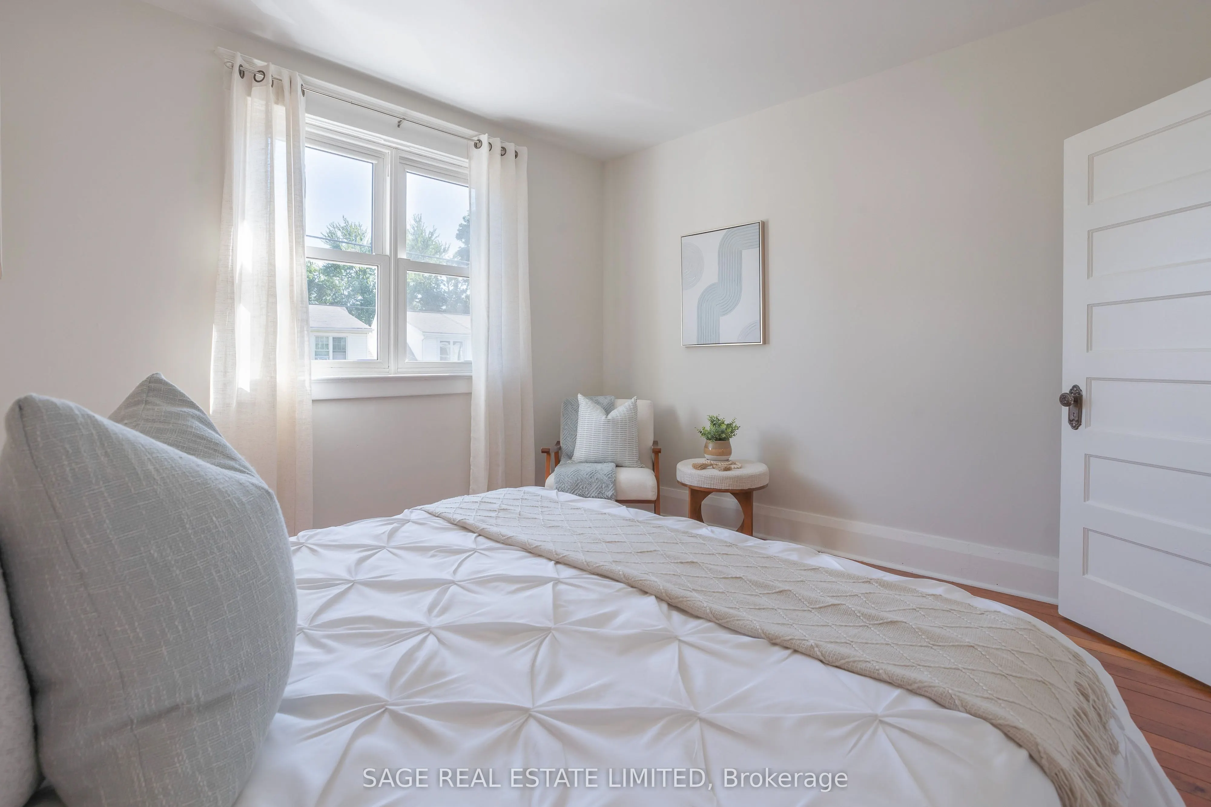 38 Queensdale Avenue