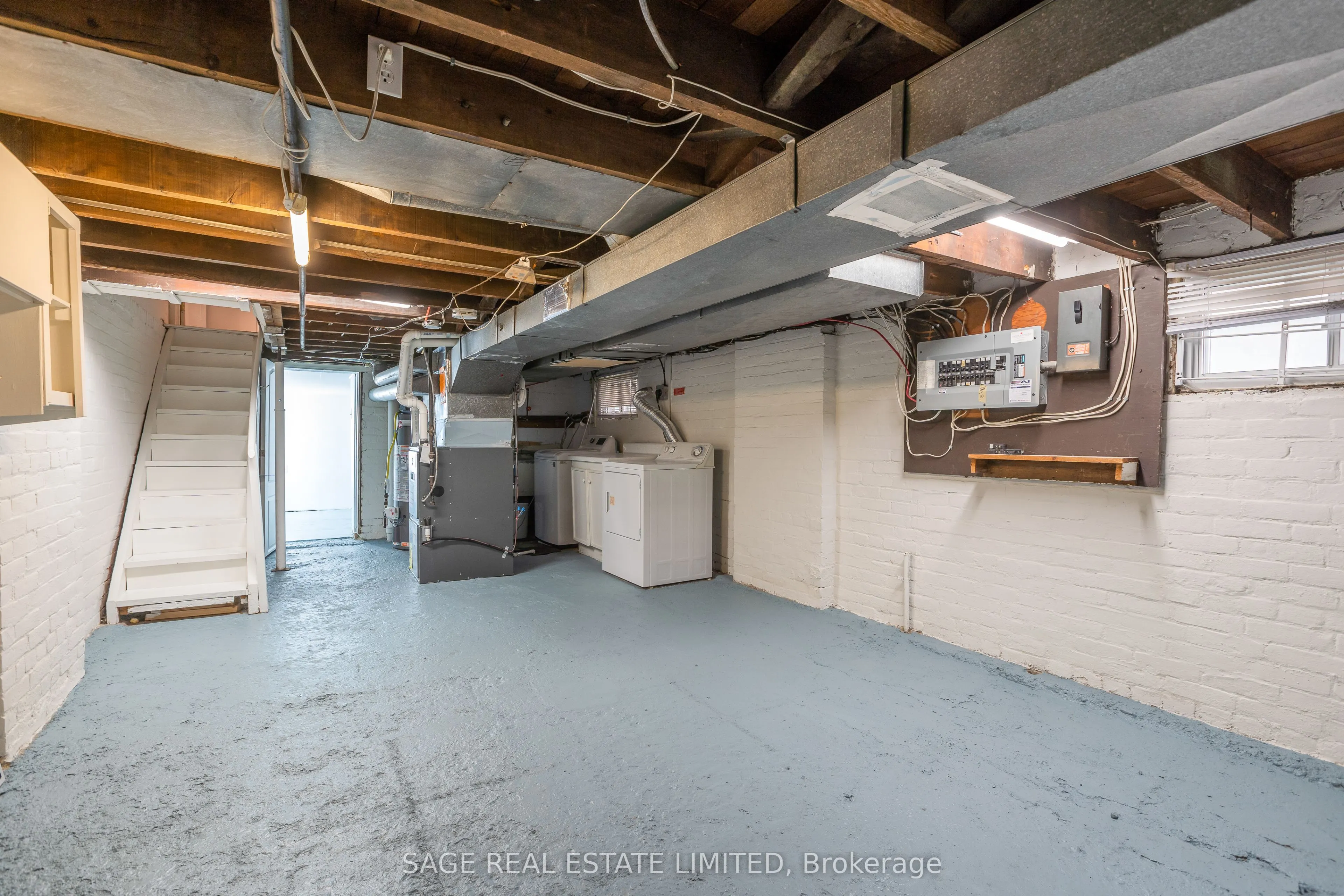 38 Queensdale Avenue