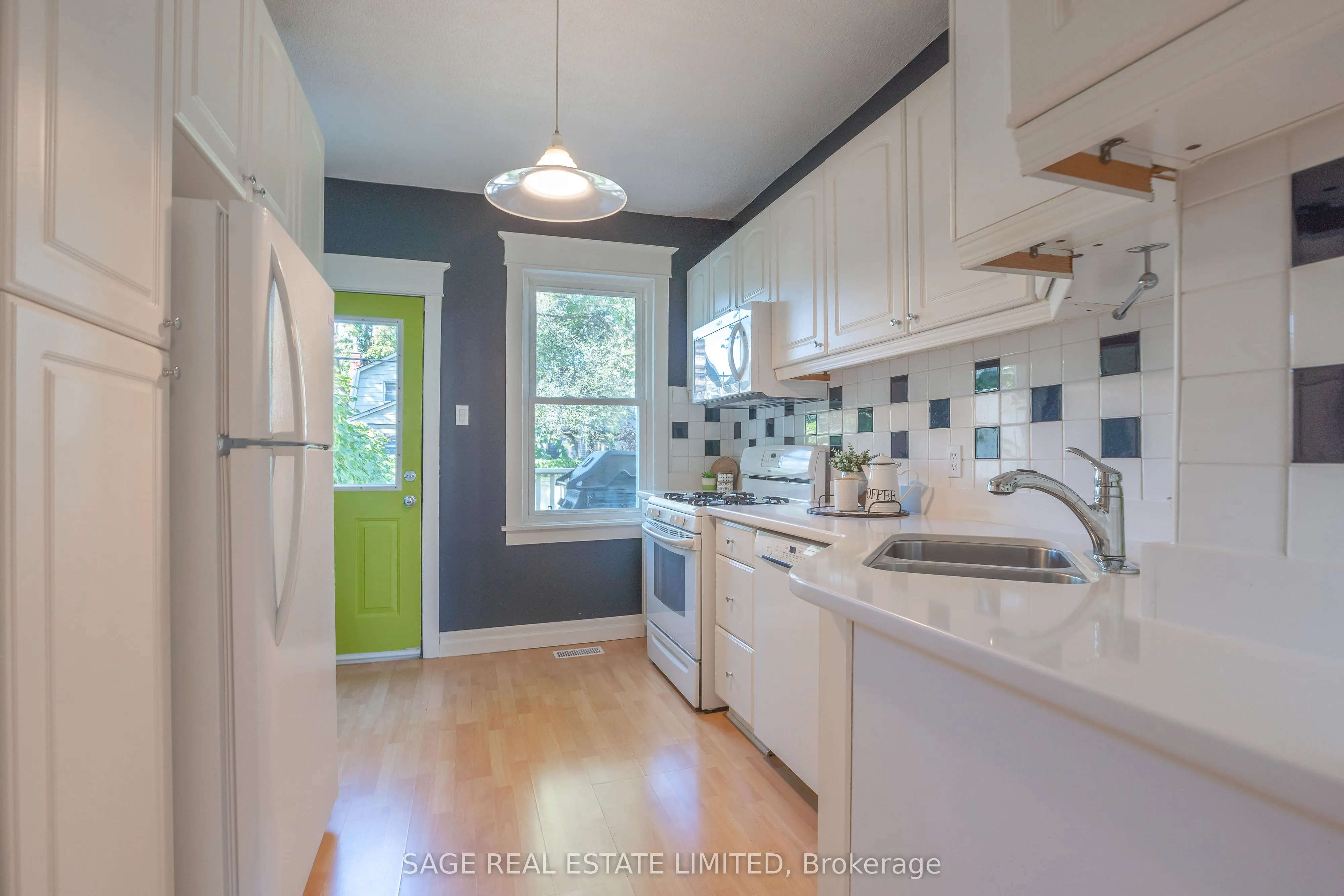 38 Queensdale Avenue