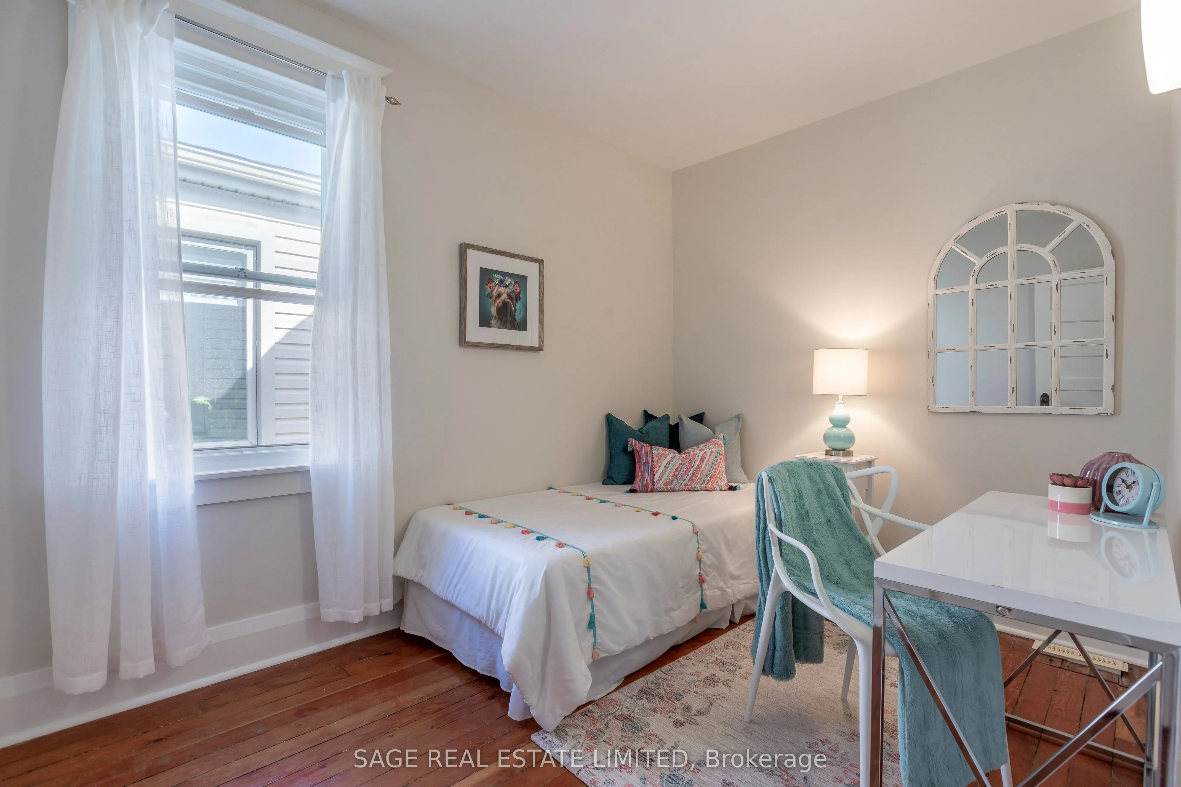 38 Queensdale Avenue