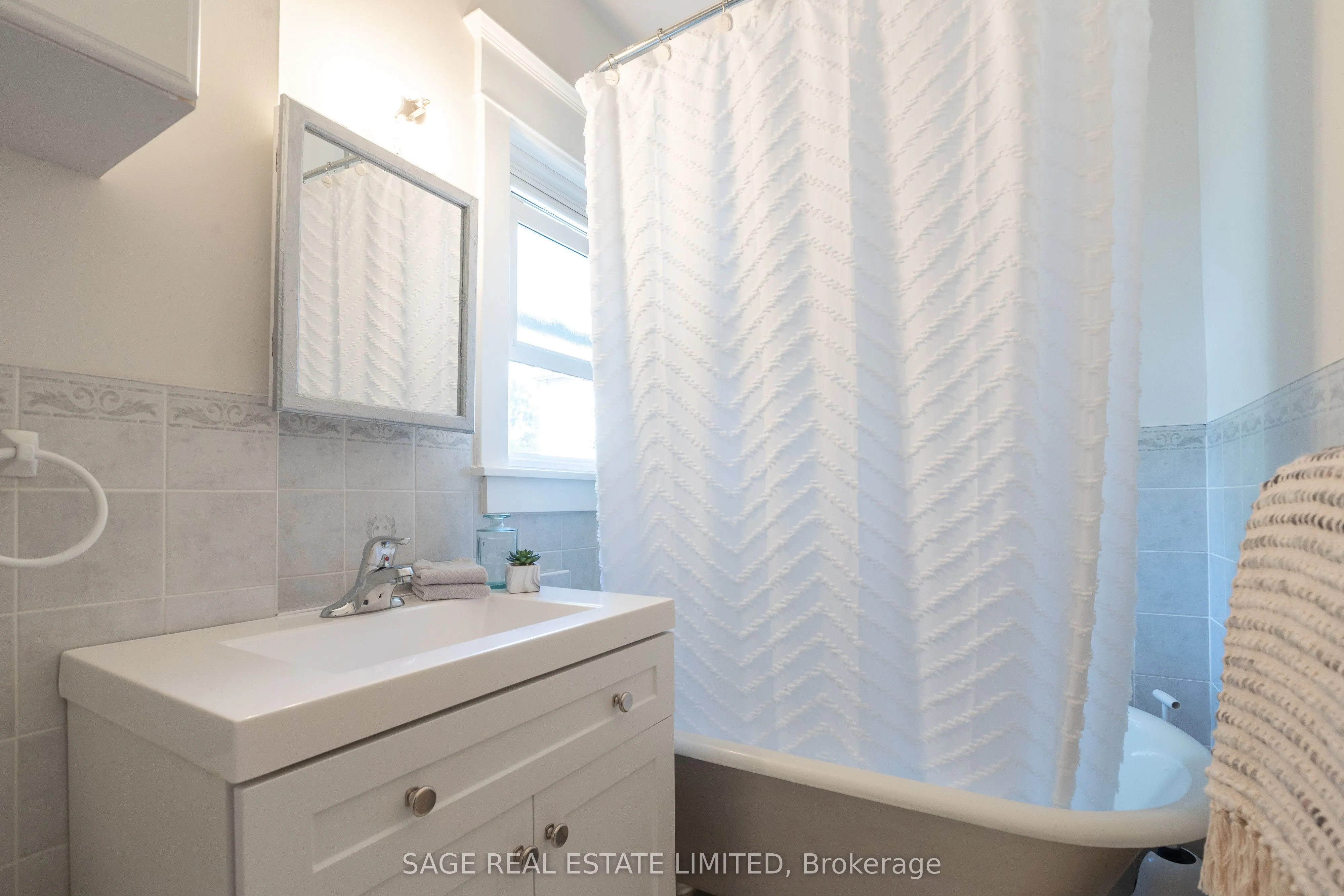 38 Queensdale Avenue