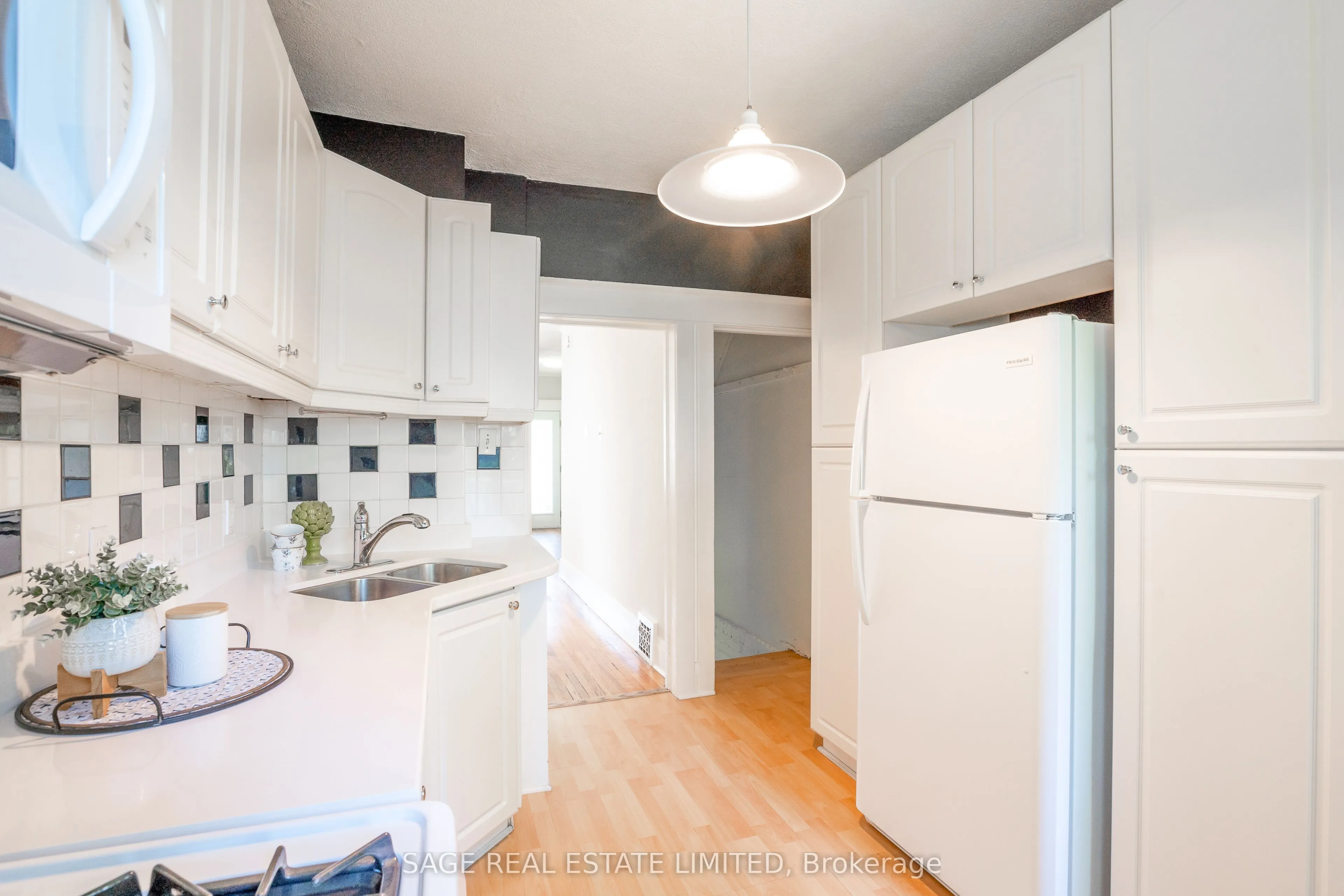 38 Queensdale Avenue