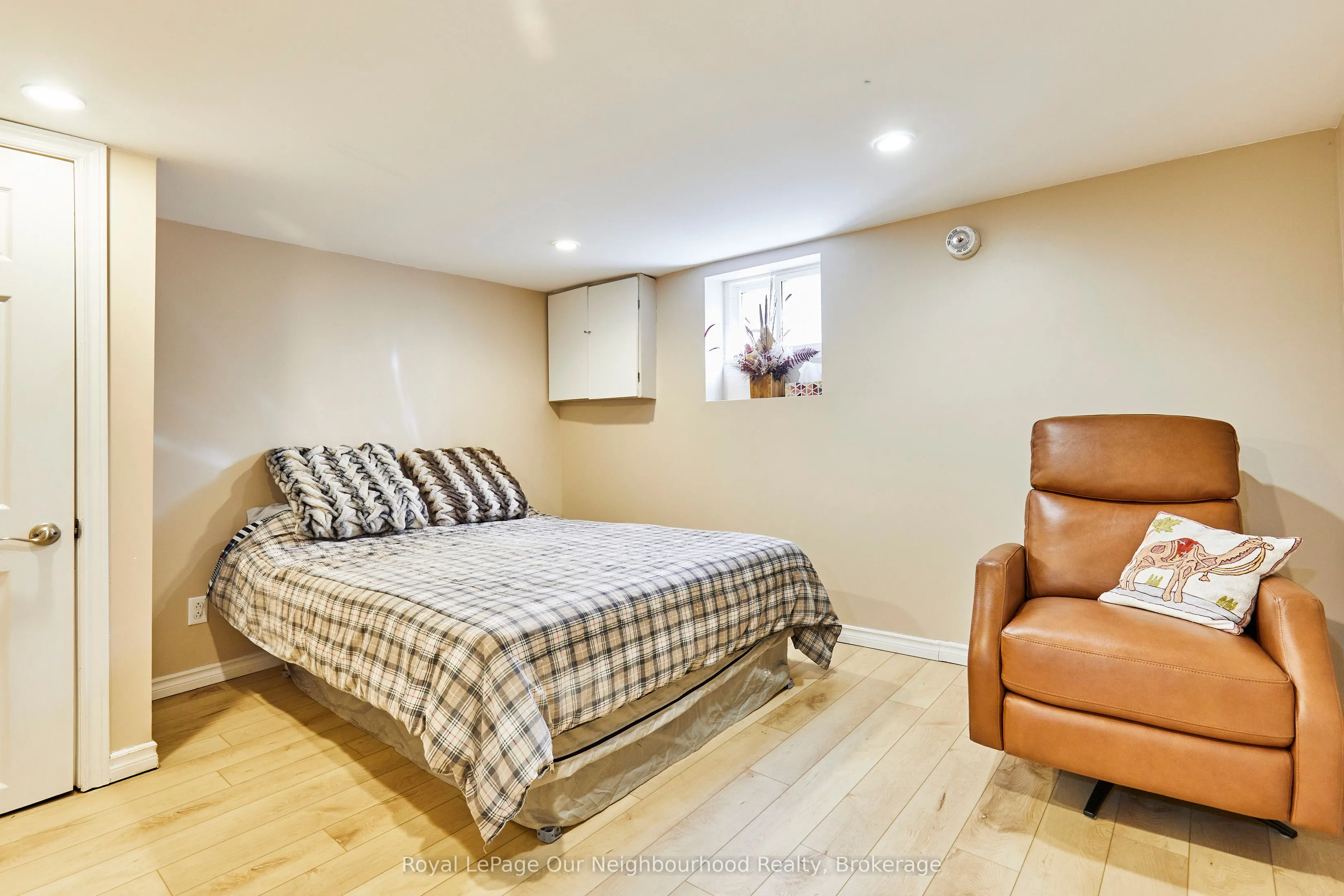 738 Simcoe Street N