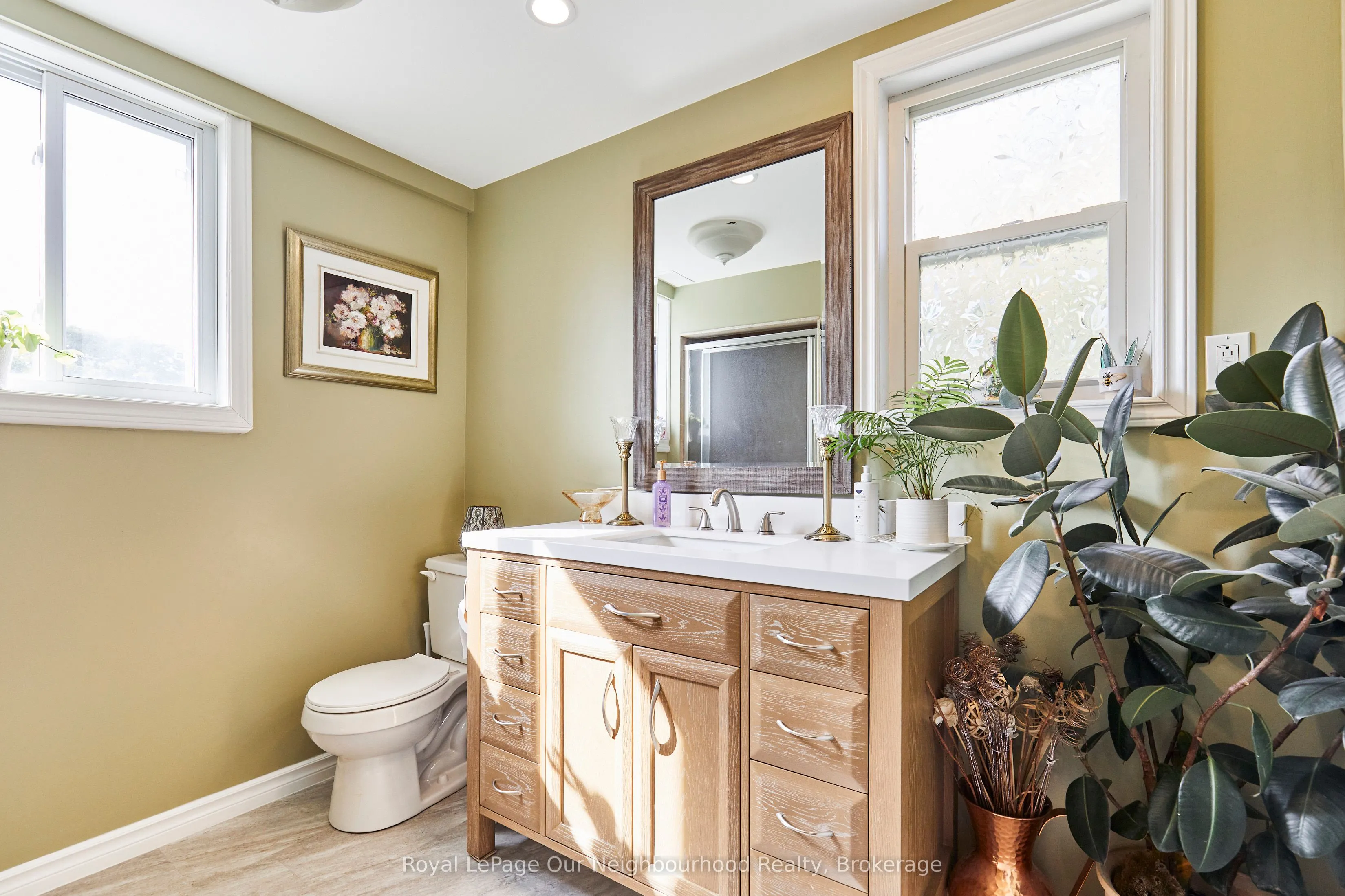 738 Simcoe Street N