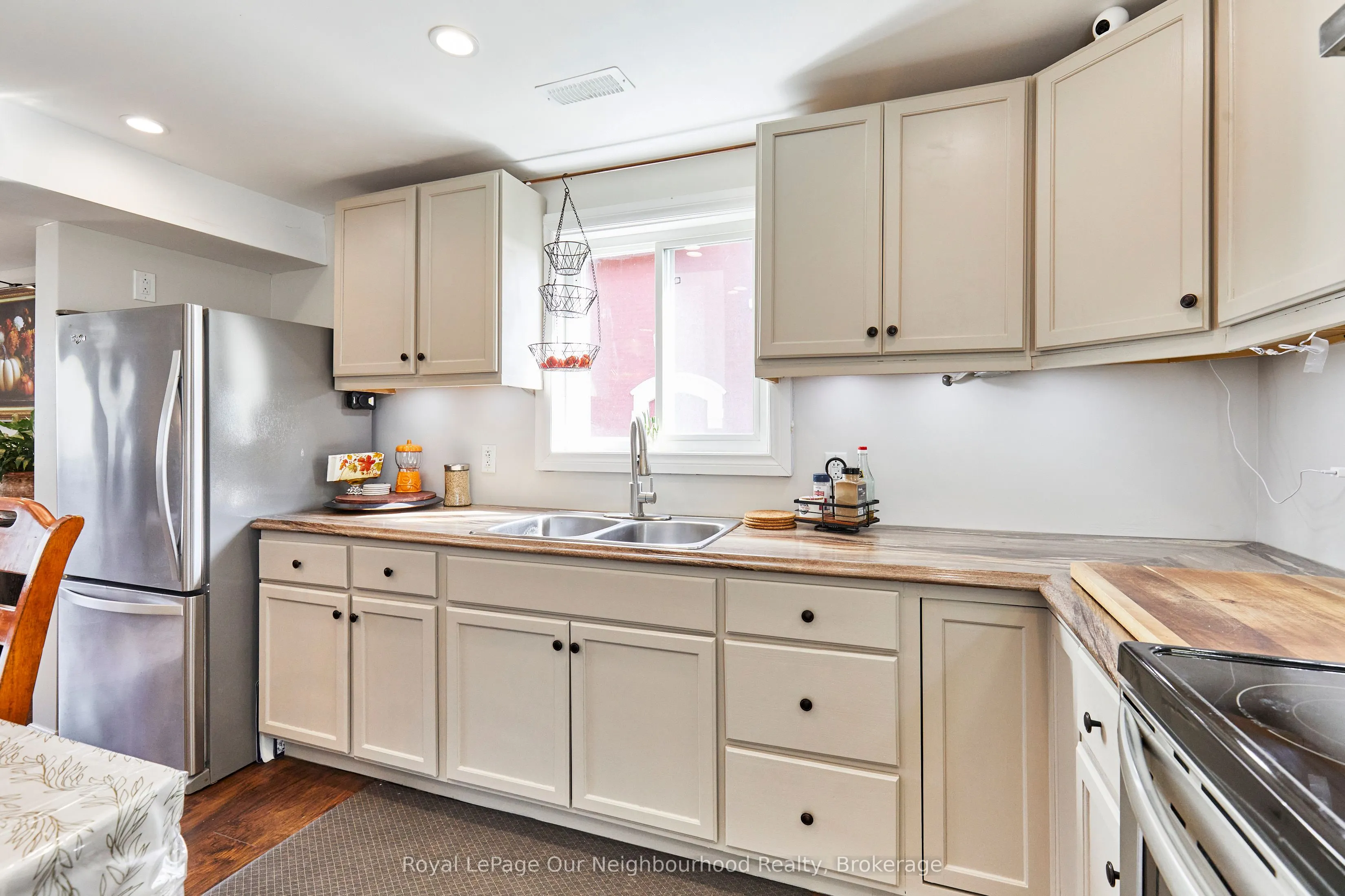738 Simcoe Street N