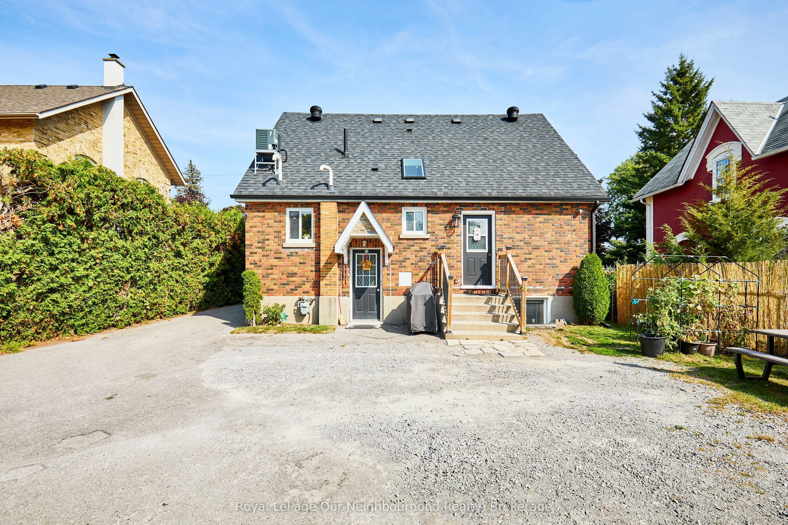 738 Simcoe Street N