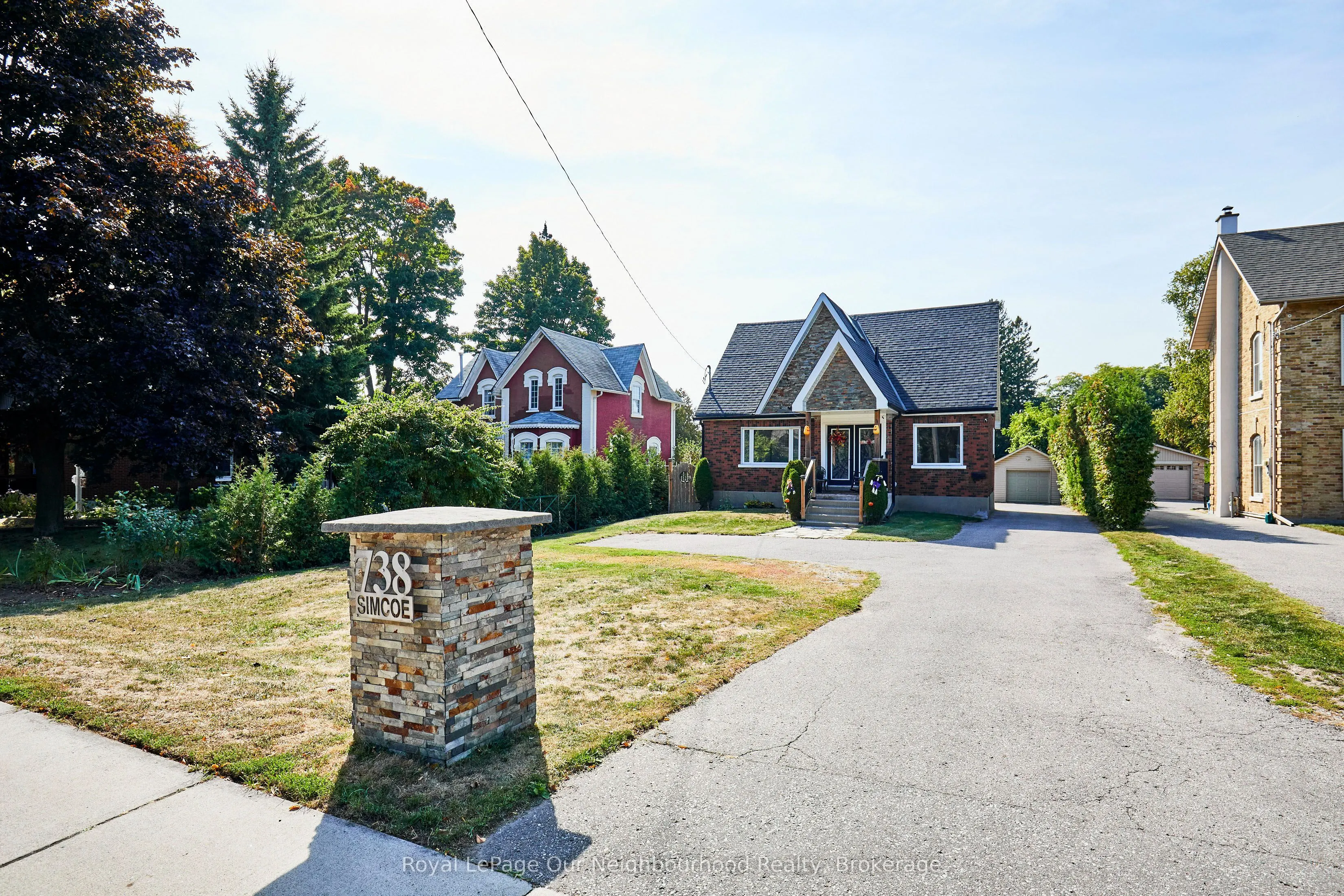 738 Simcoe Street N