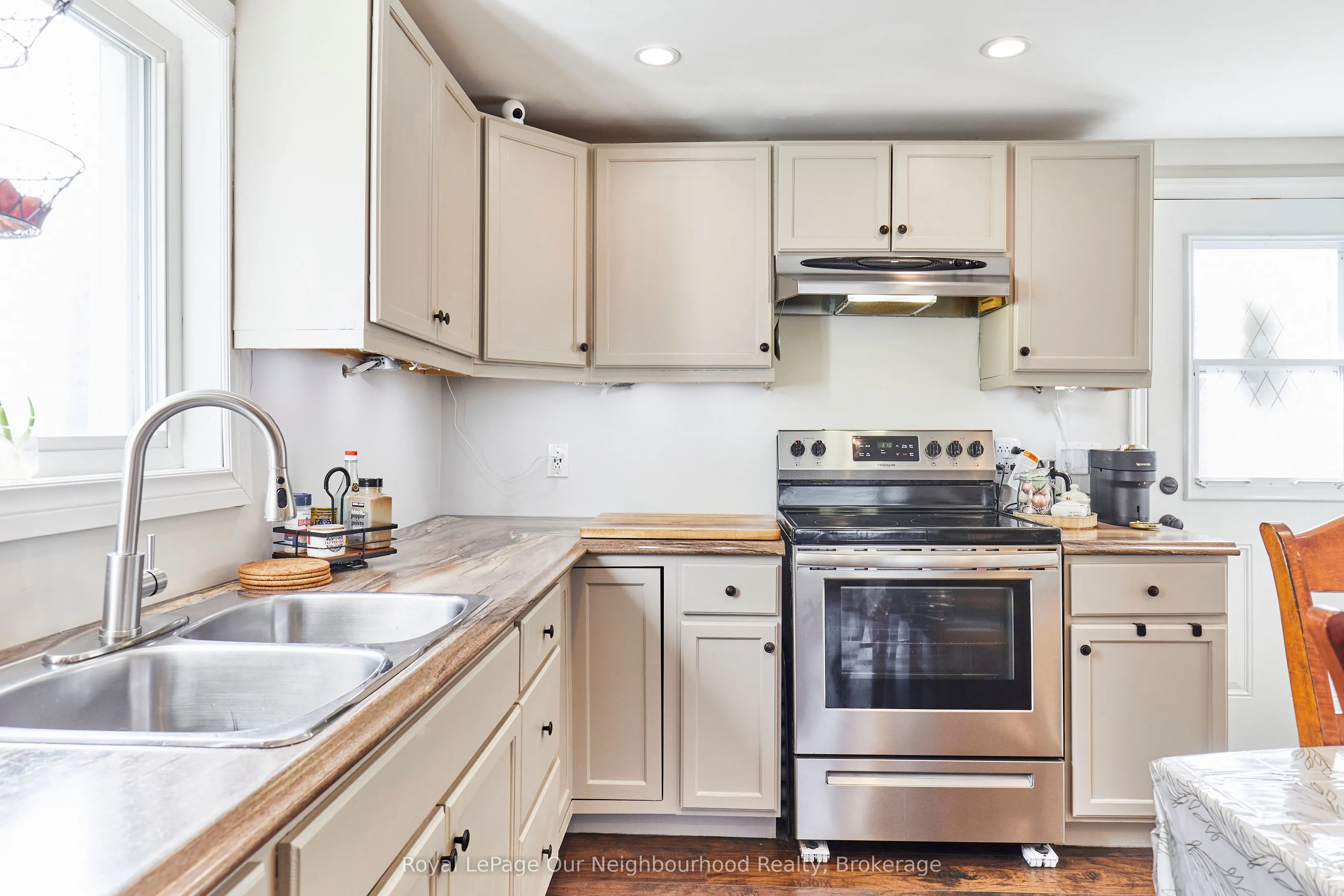 738 Simcoe Street N