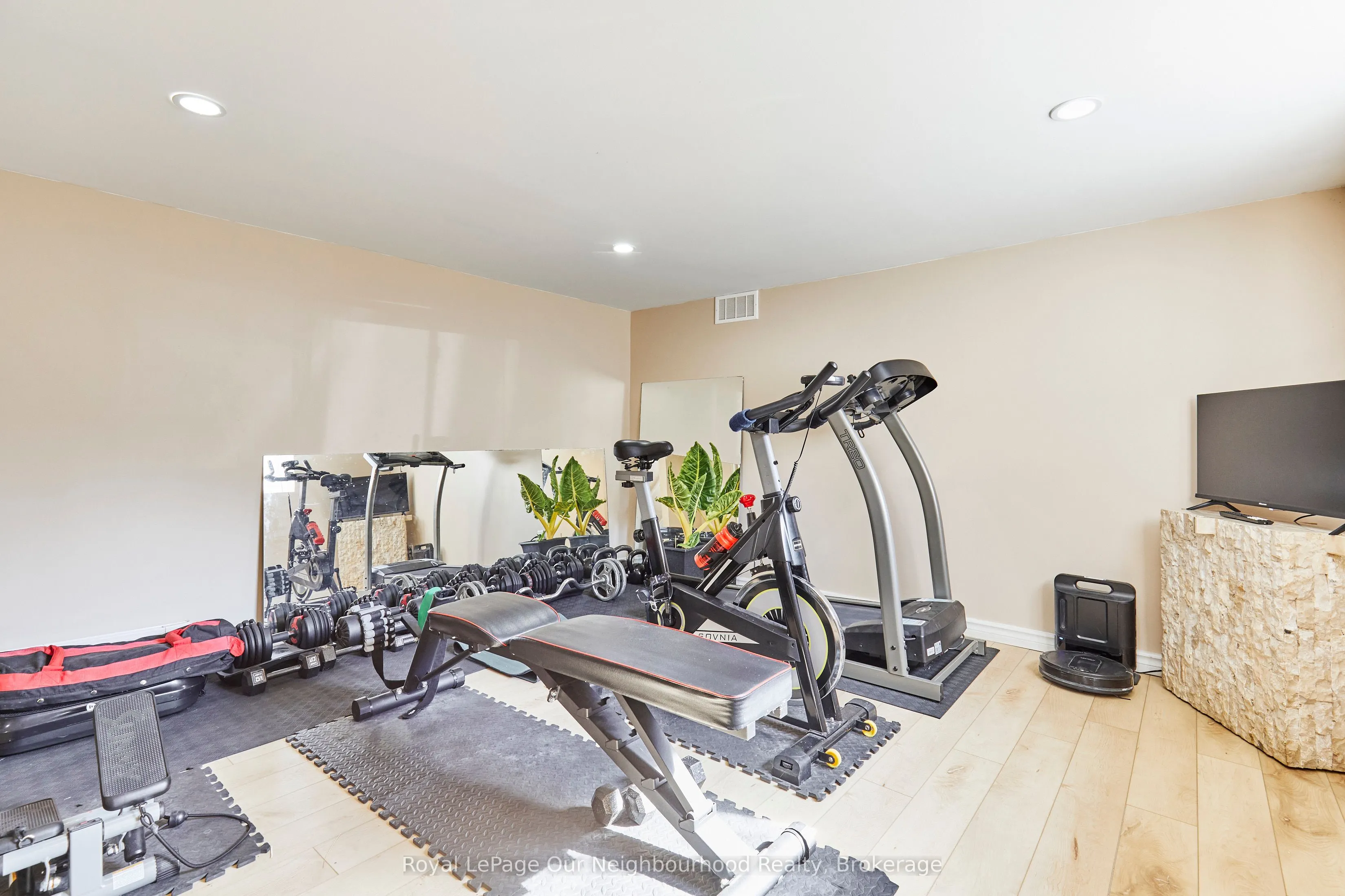 738 Simcoe Street N