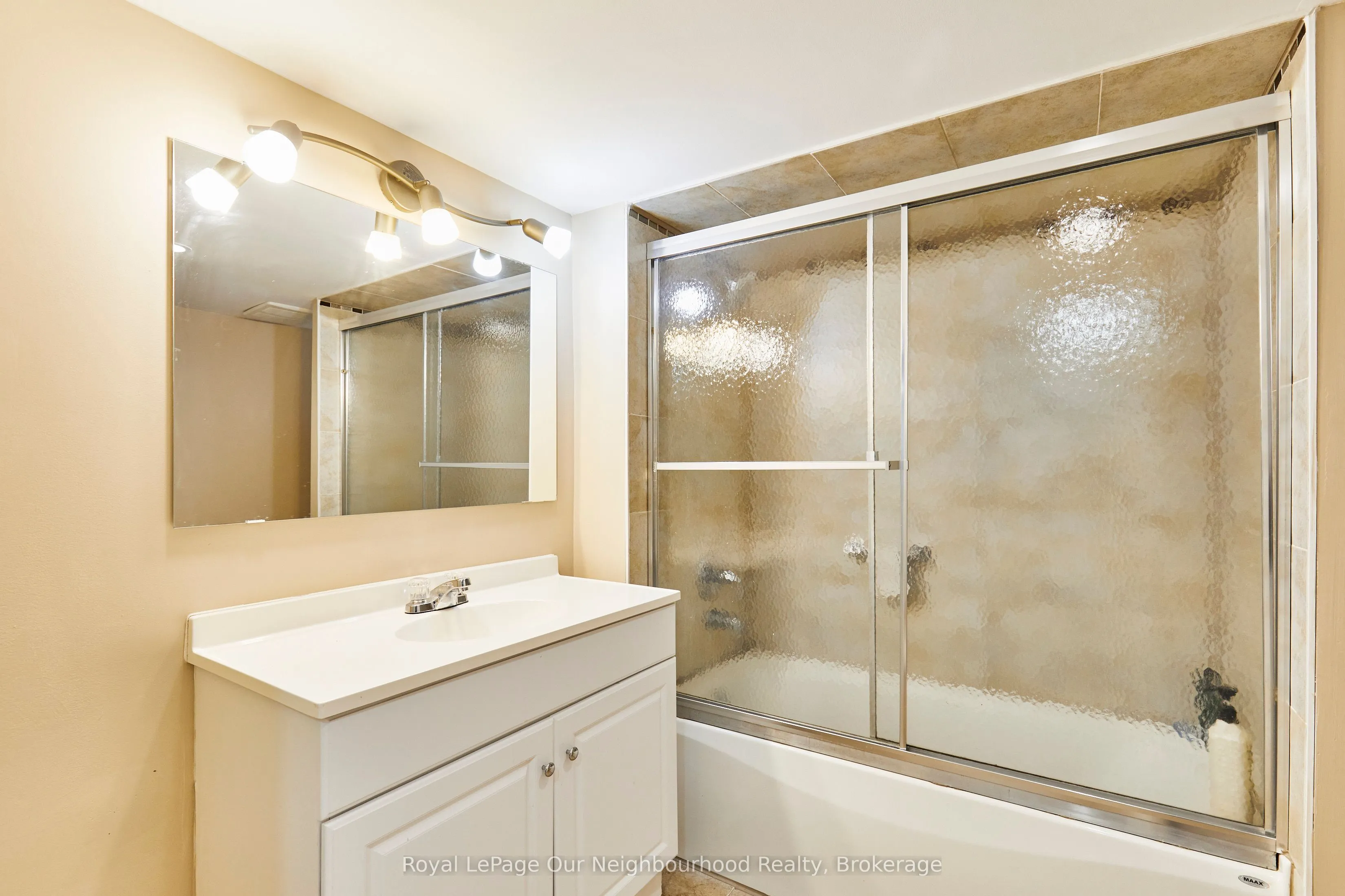 738 Simcoe Street N