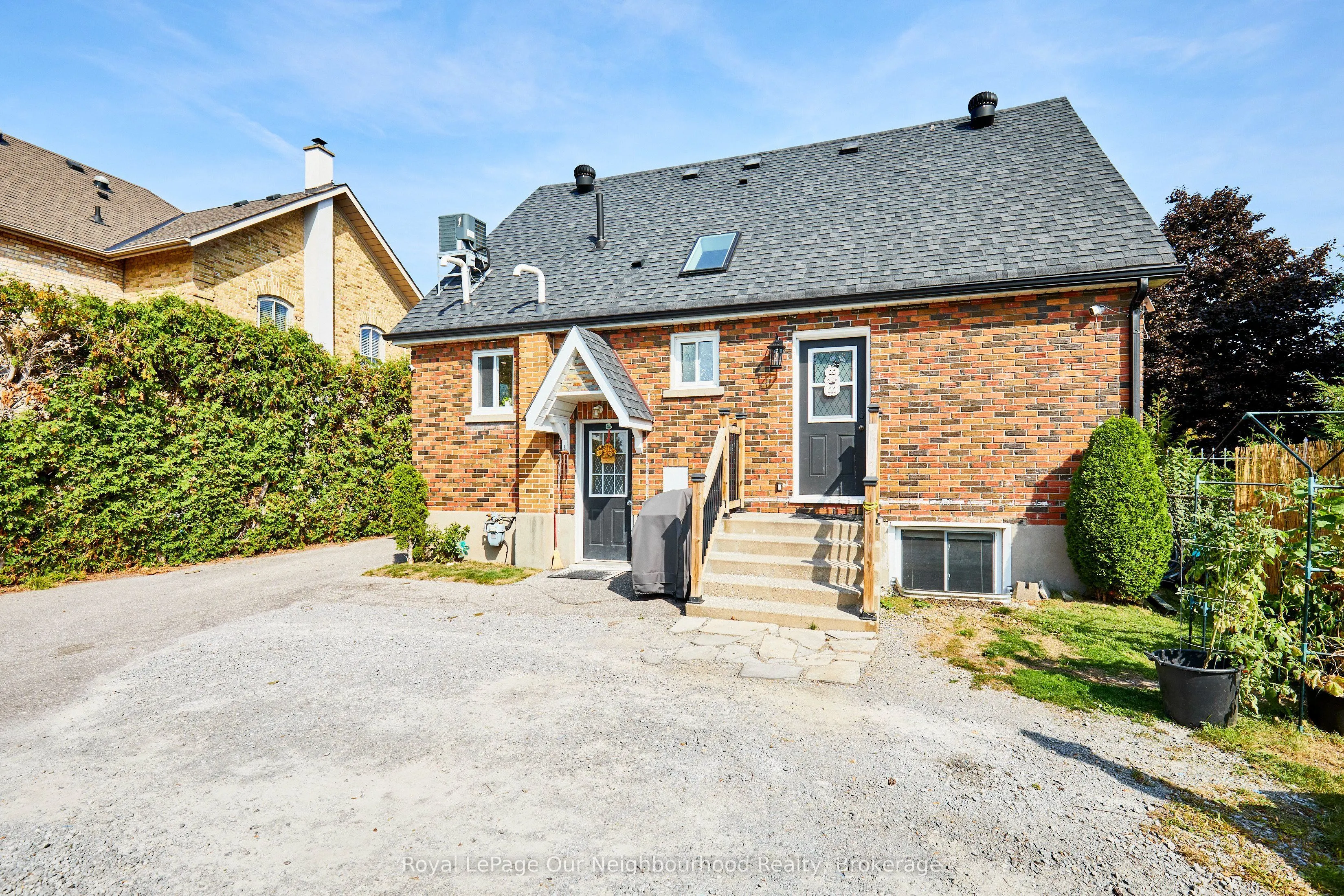 738 Simcoe Street N