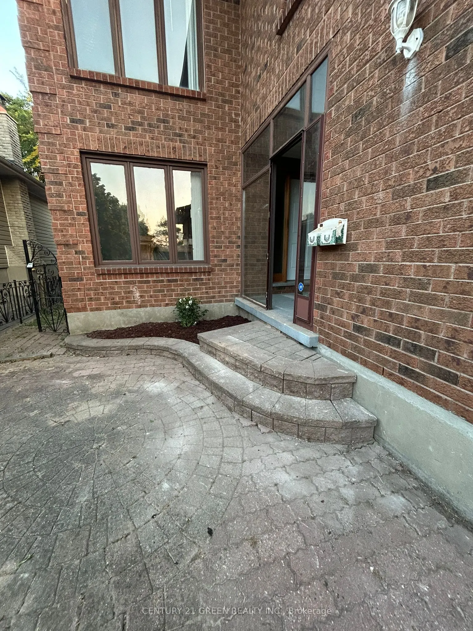 719 Keates Avenue, #Main