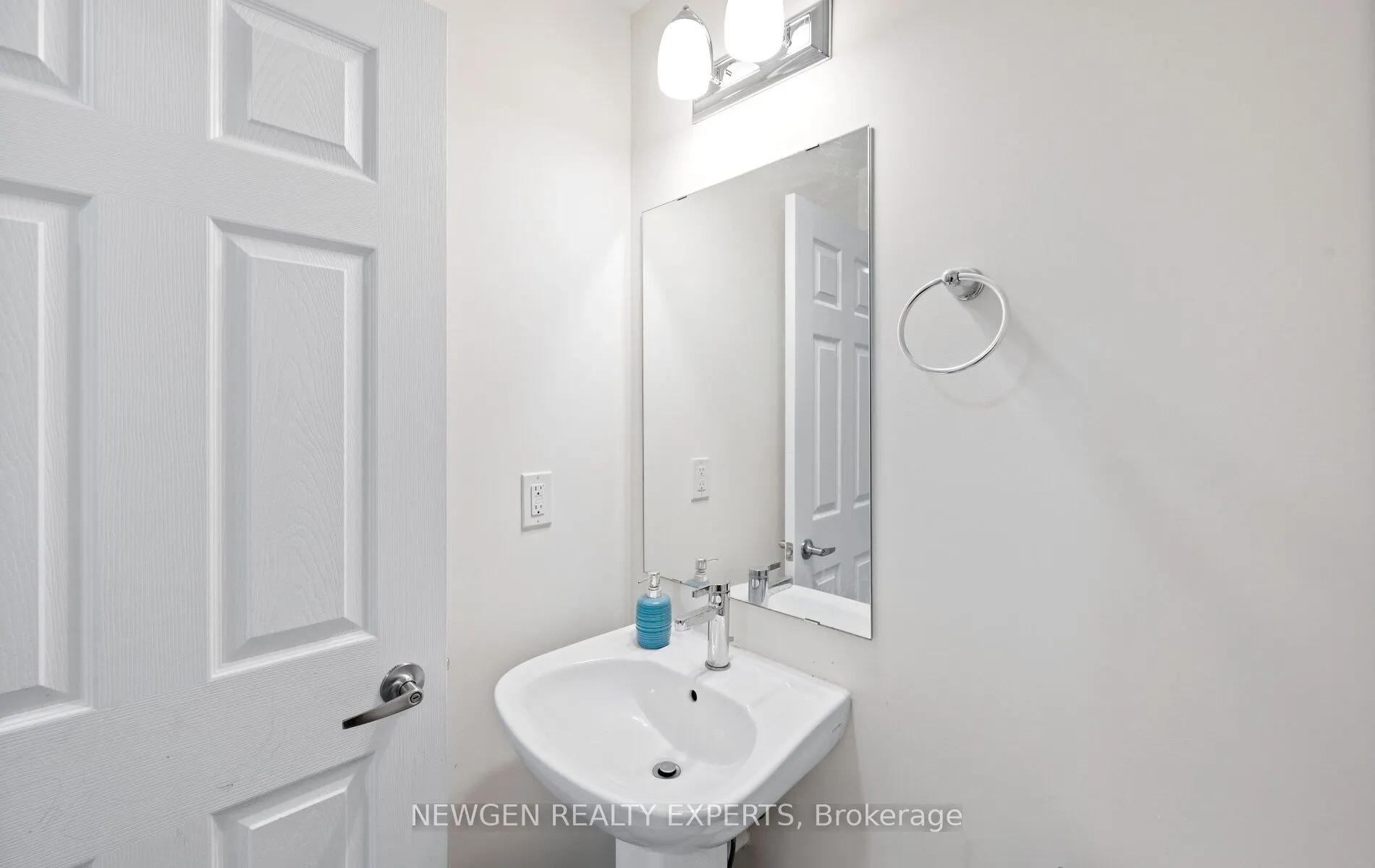 223 Royal Northern Path N, #0